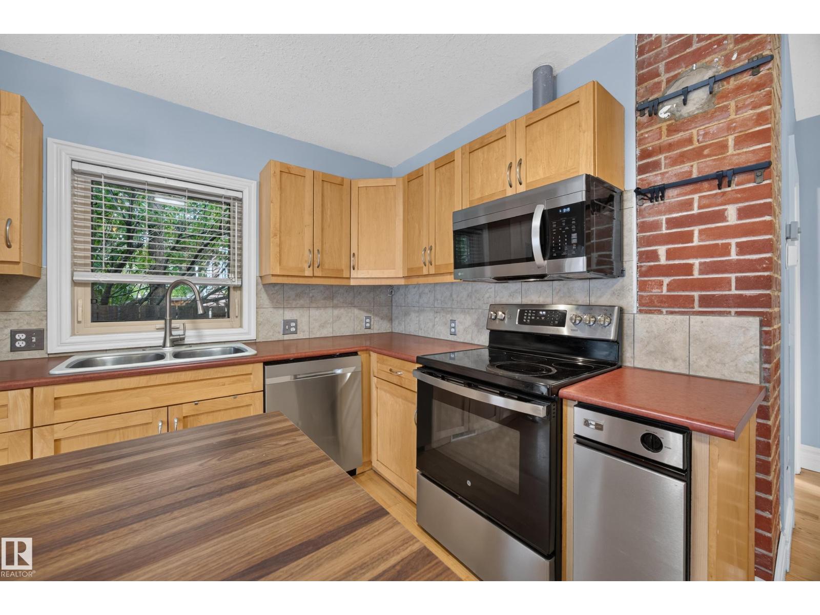 9615 75 Av Nw Property Photo 11