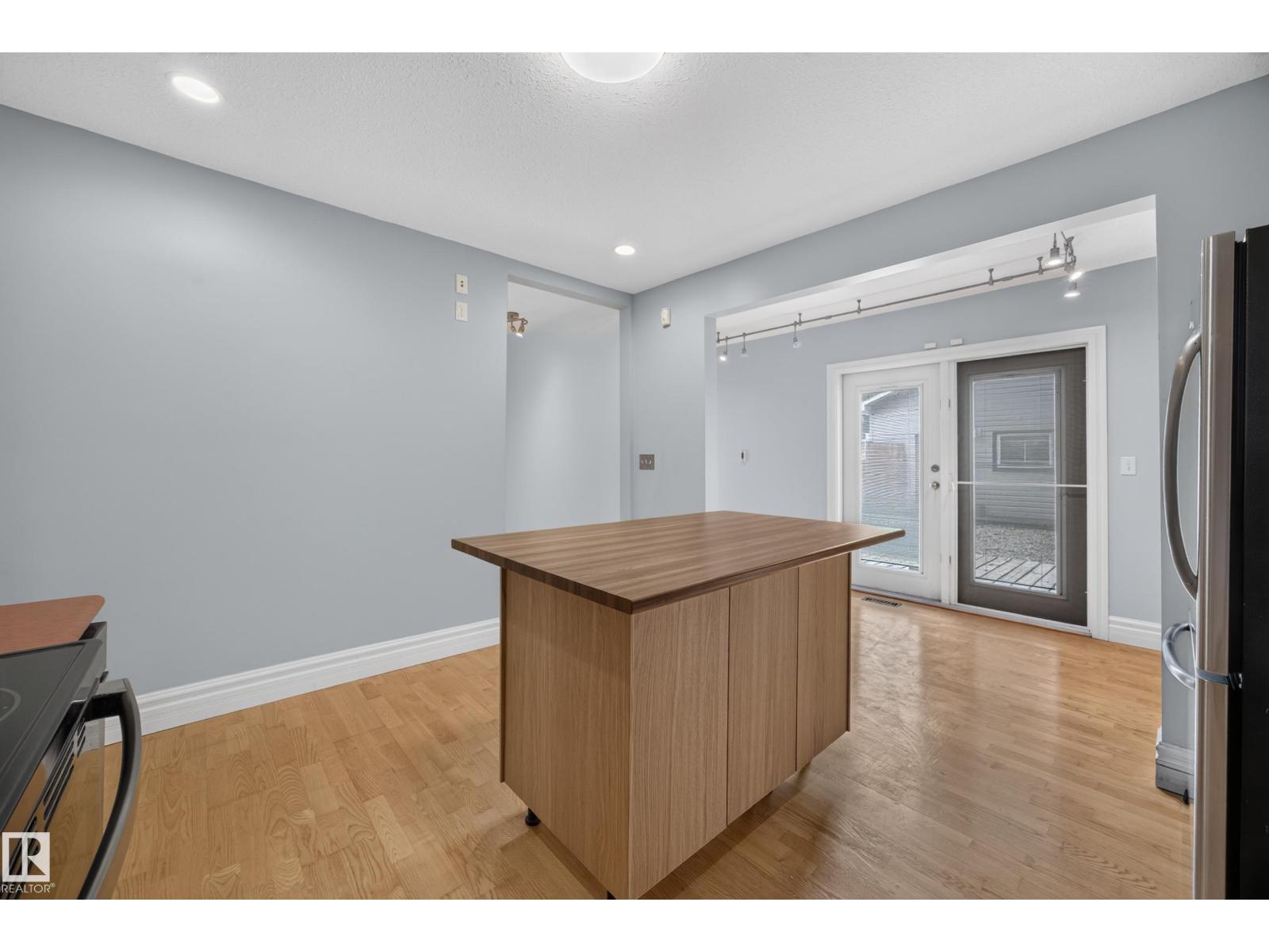 9615 75 Av Nw Property Photo 14