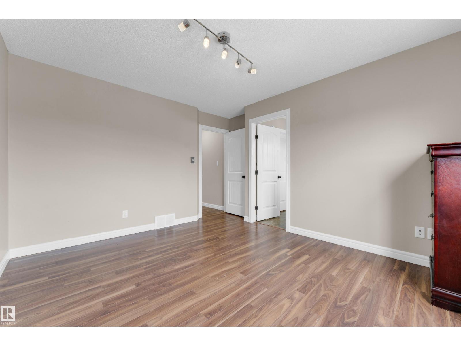 5608 17 Av Sw Property Photo 19
