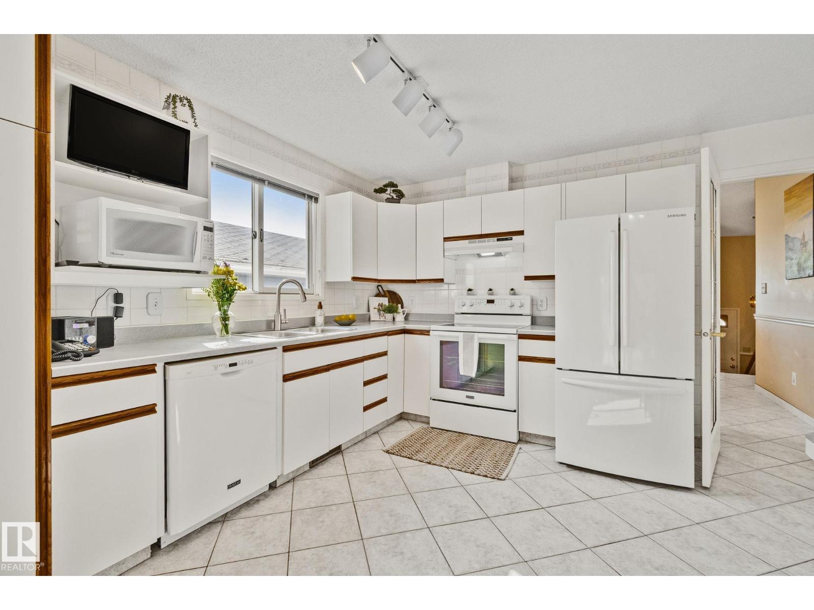 9532 175 Av Nw Nw Property Photo 7