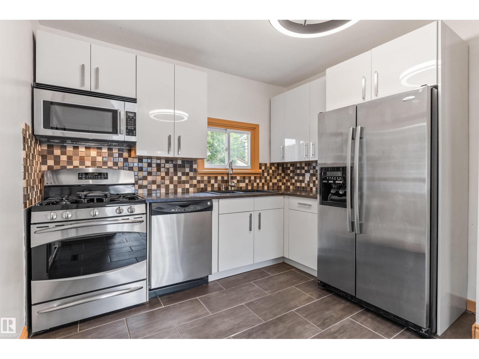 11230 75 Av Nw Property Photo 10