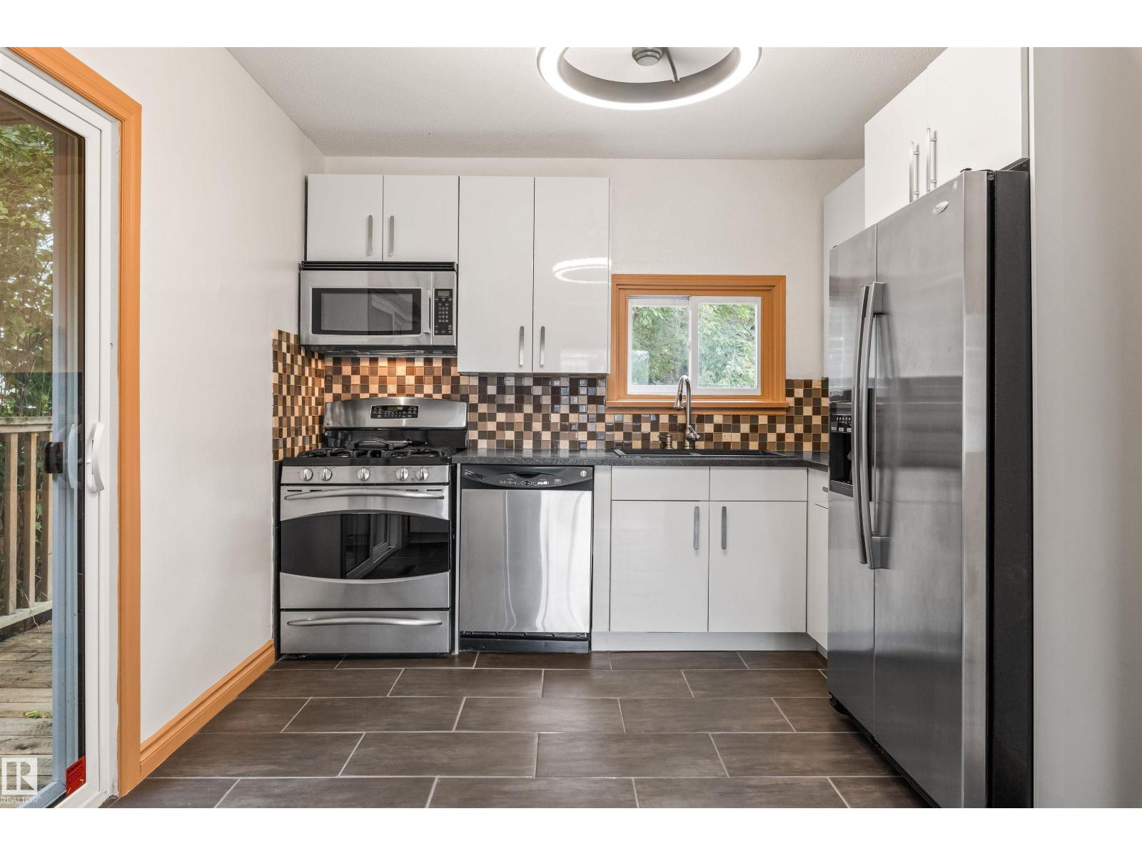 11230 75 Av Nw Property Photo 11