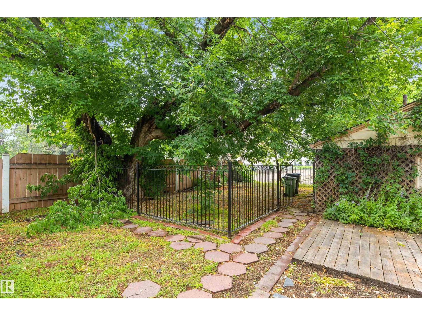 11230 75 Av Nw Property Photo 42