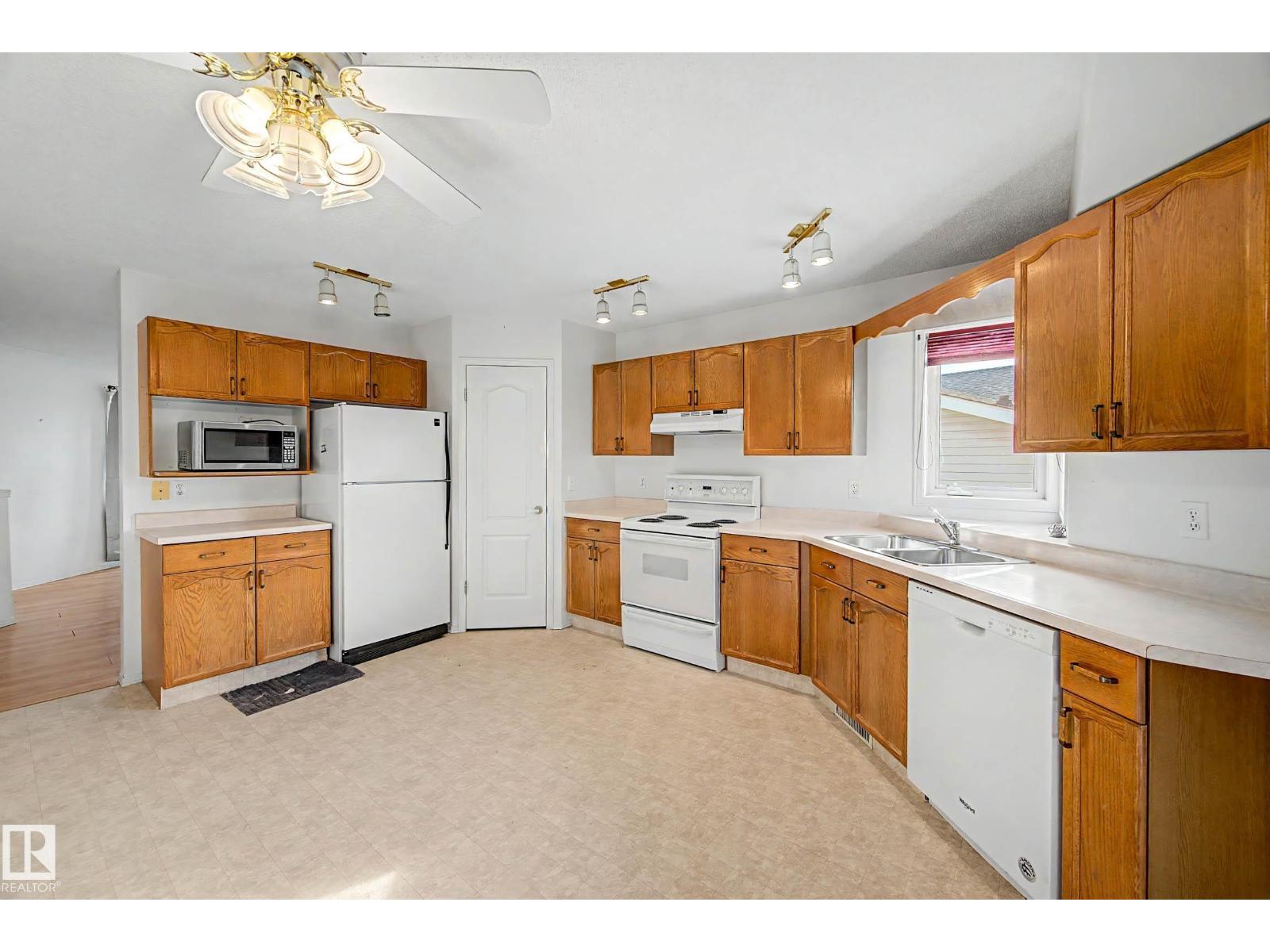 18411 77 Av Nw Property Photo 25