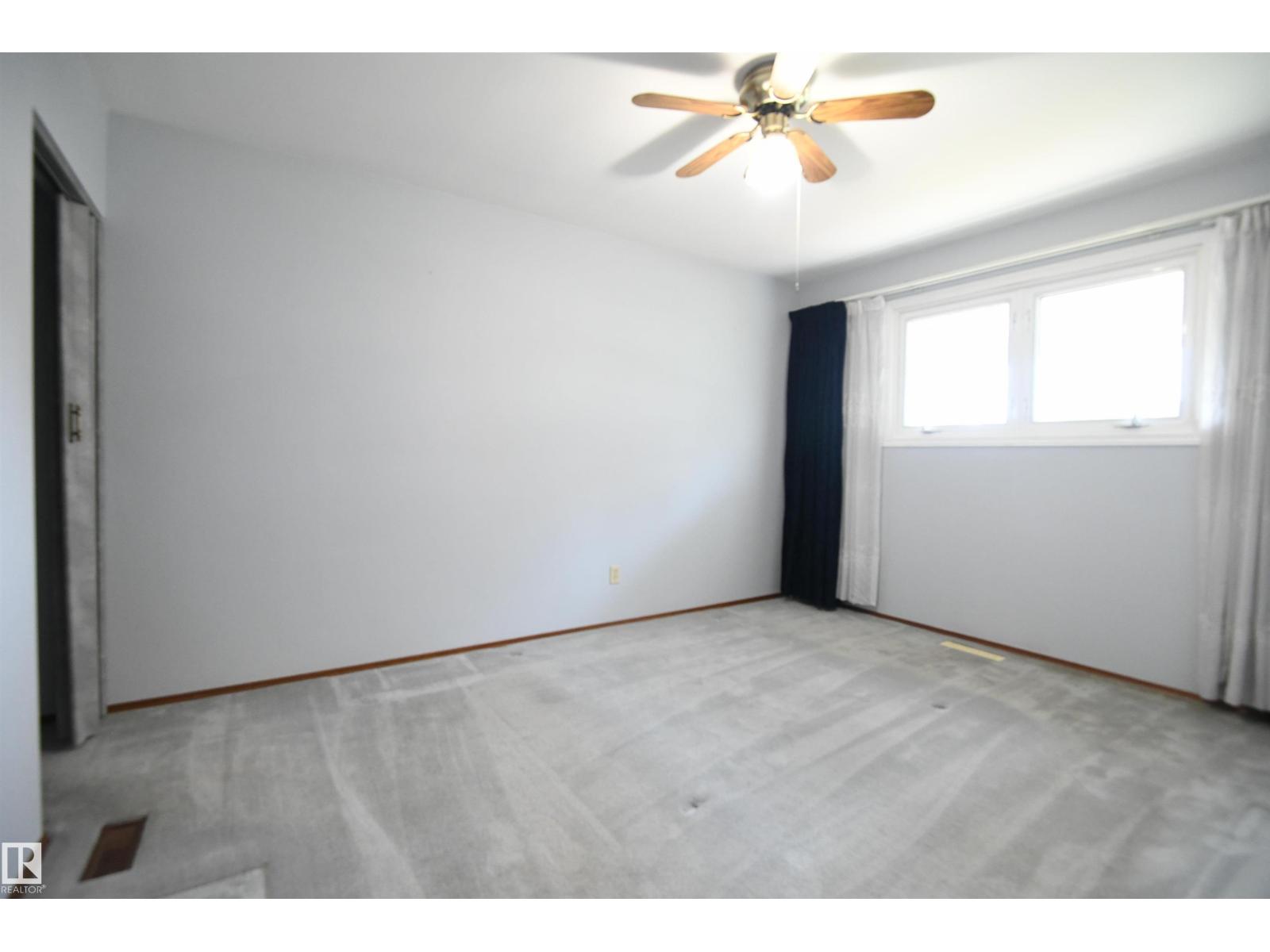 10243 42 St Nw Property Photo 12