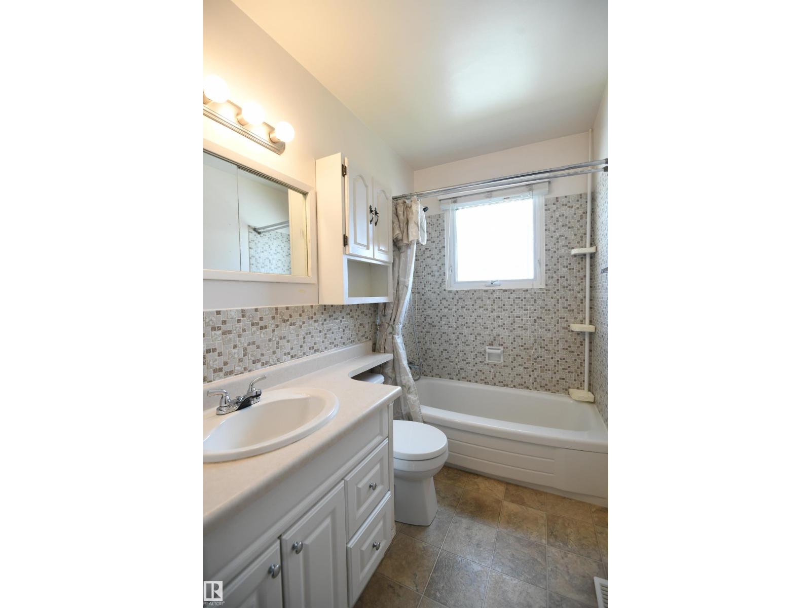 10243 42 St Nw Property Photo 19