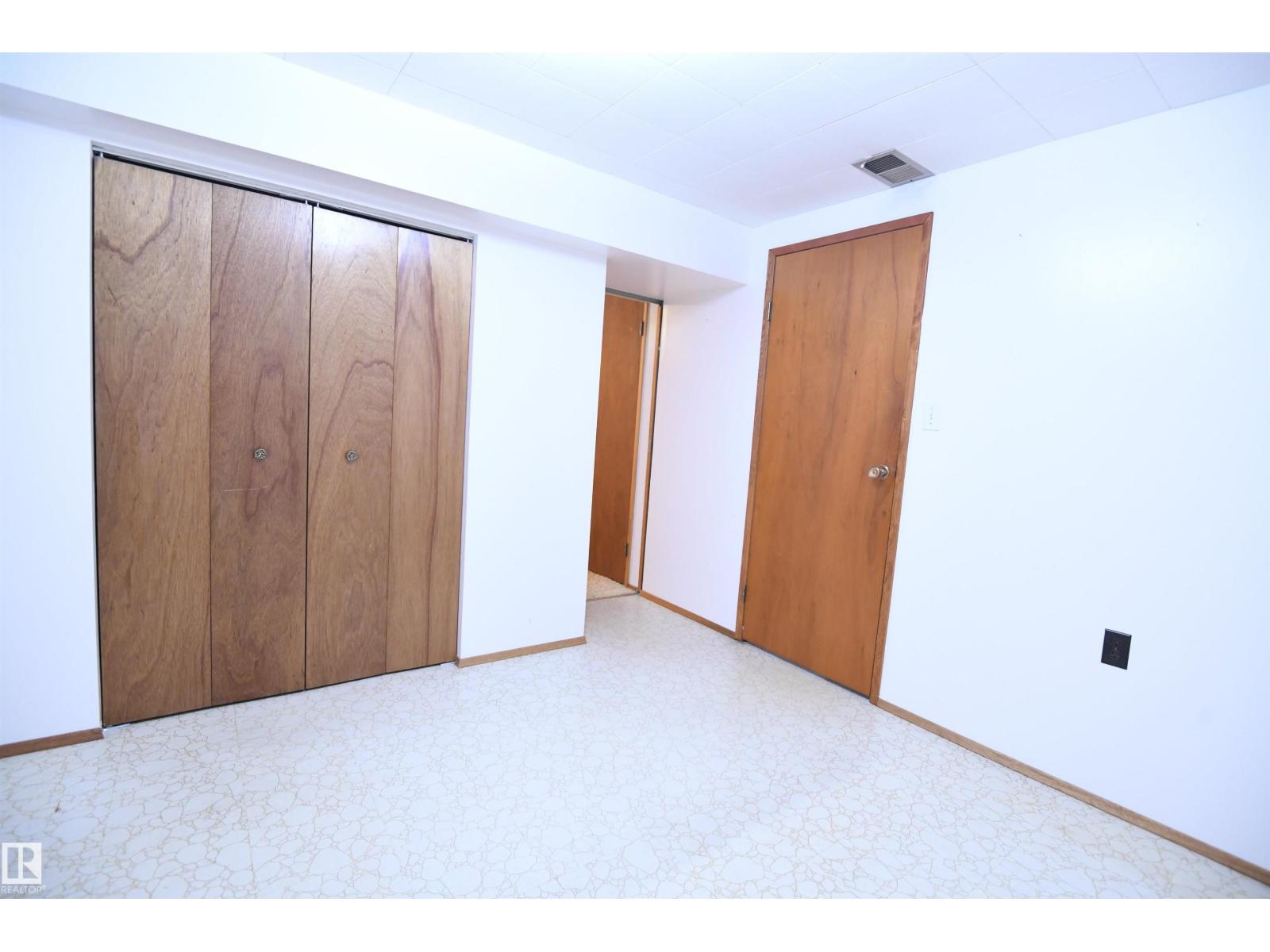 10243 42 St Nw Property Photo 24