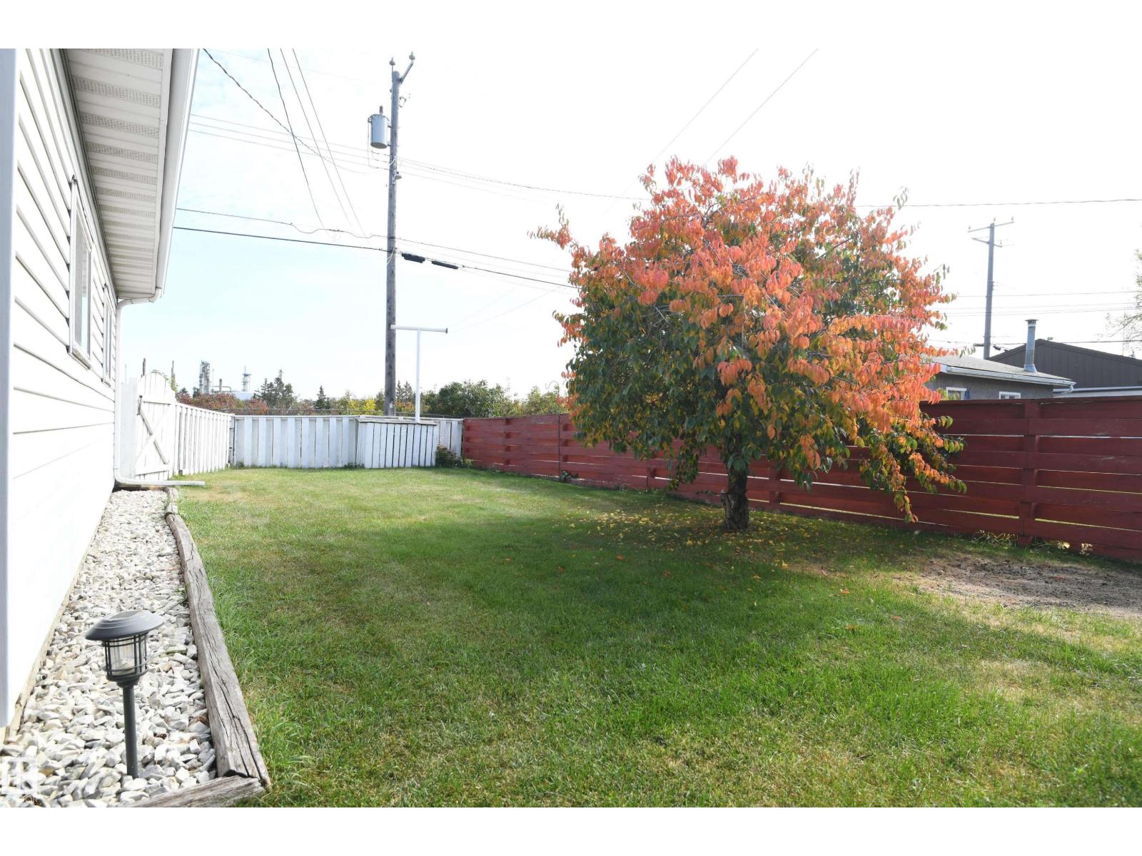 10243 42 St Nw Property Photo 27