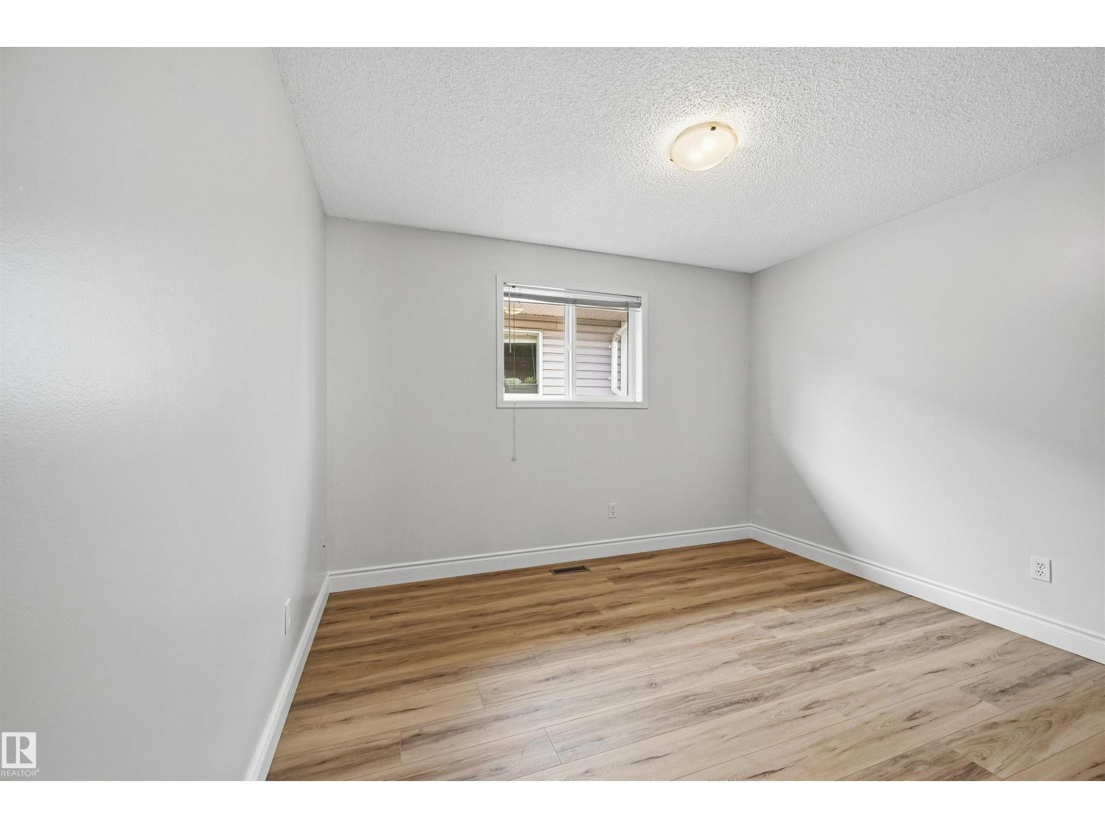 11615 8 Av Nw Property Photo 23