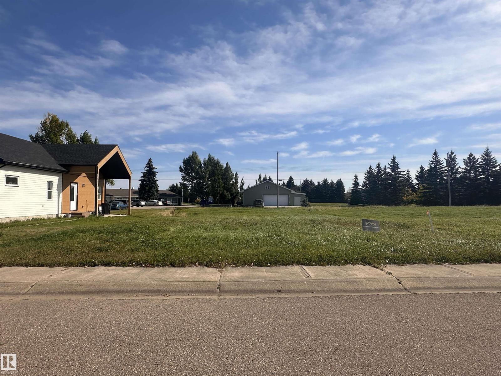 4739 47 St Property Photo 4