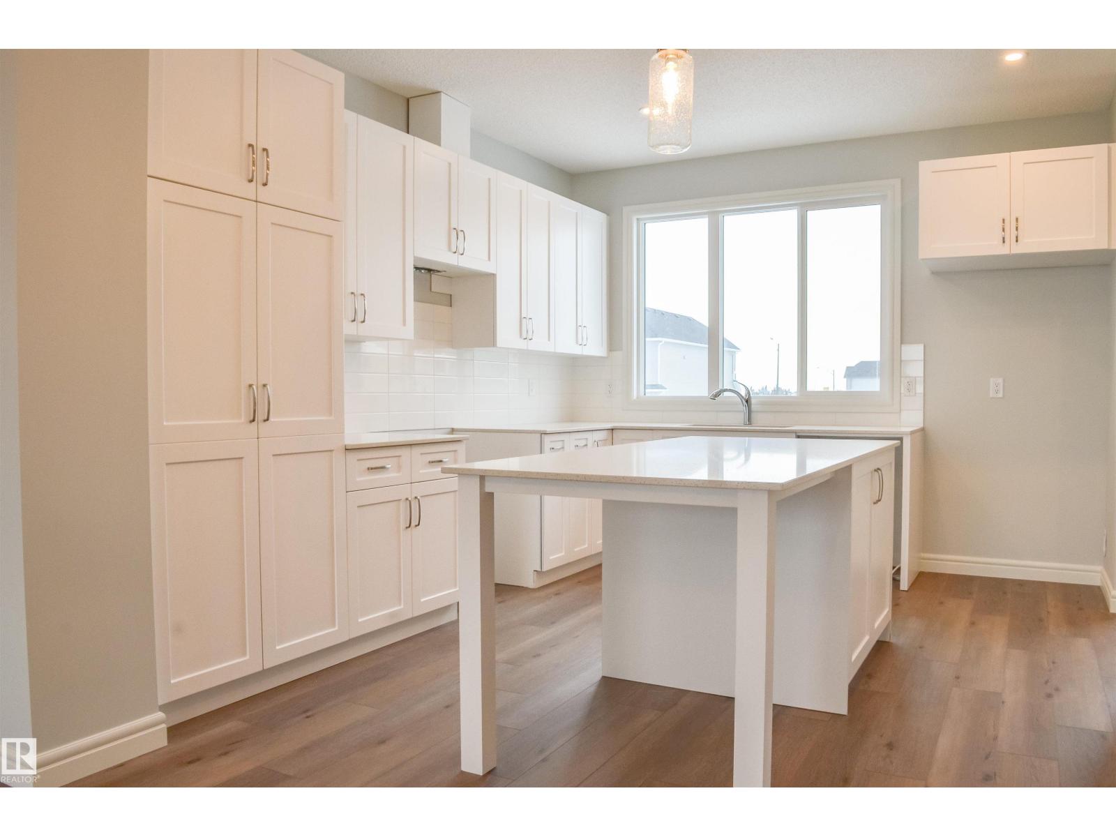 18832 28 Av Nw Property Photo 6
