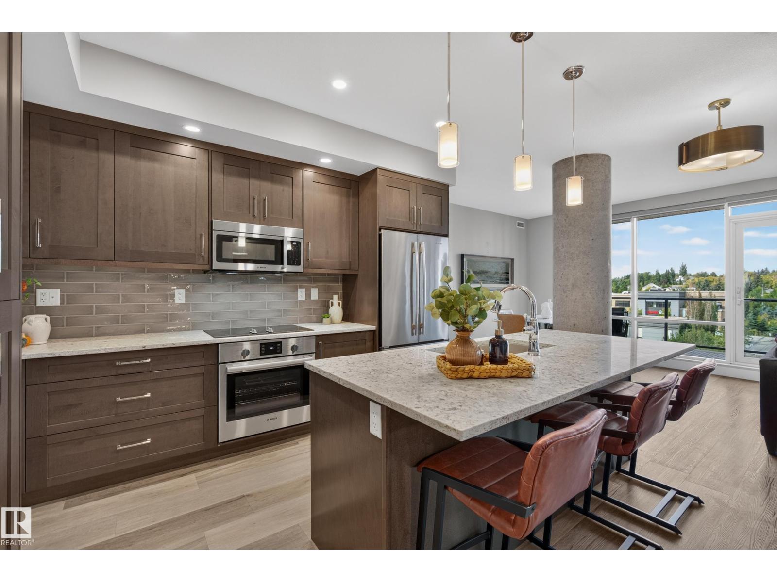 #732 200 BELLEROSE DR Property Photo 1
