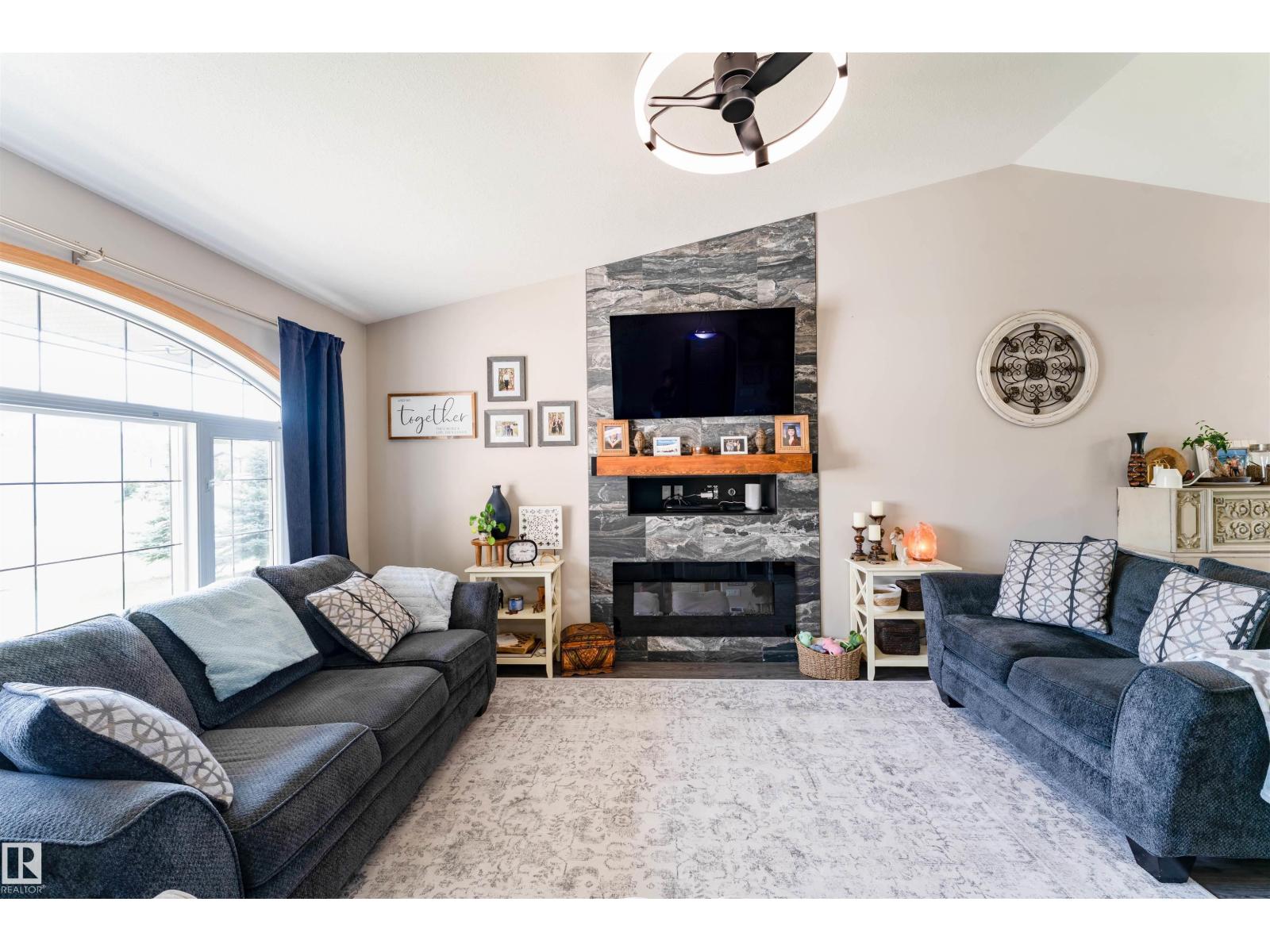 3924 44 Av Property Photo 3