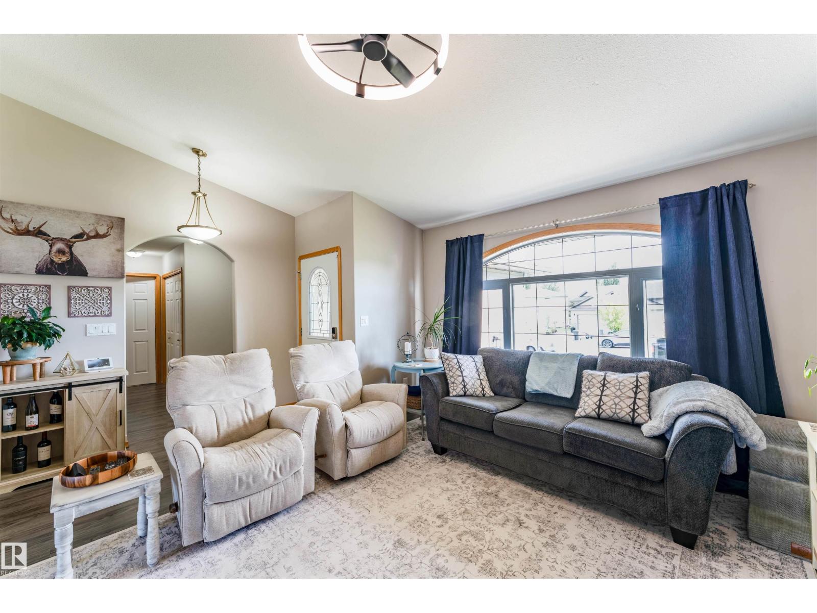 3924 44 Av Property Photo 4
