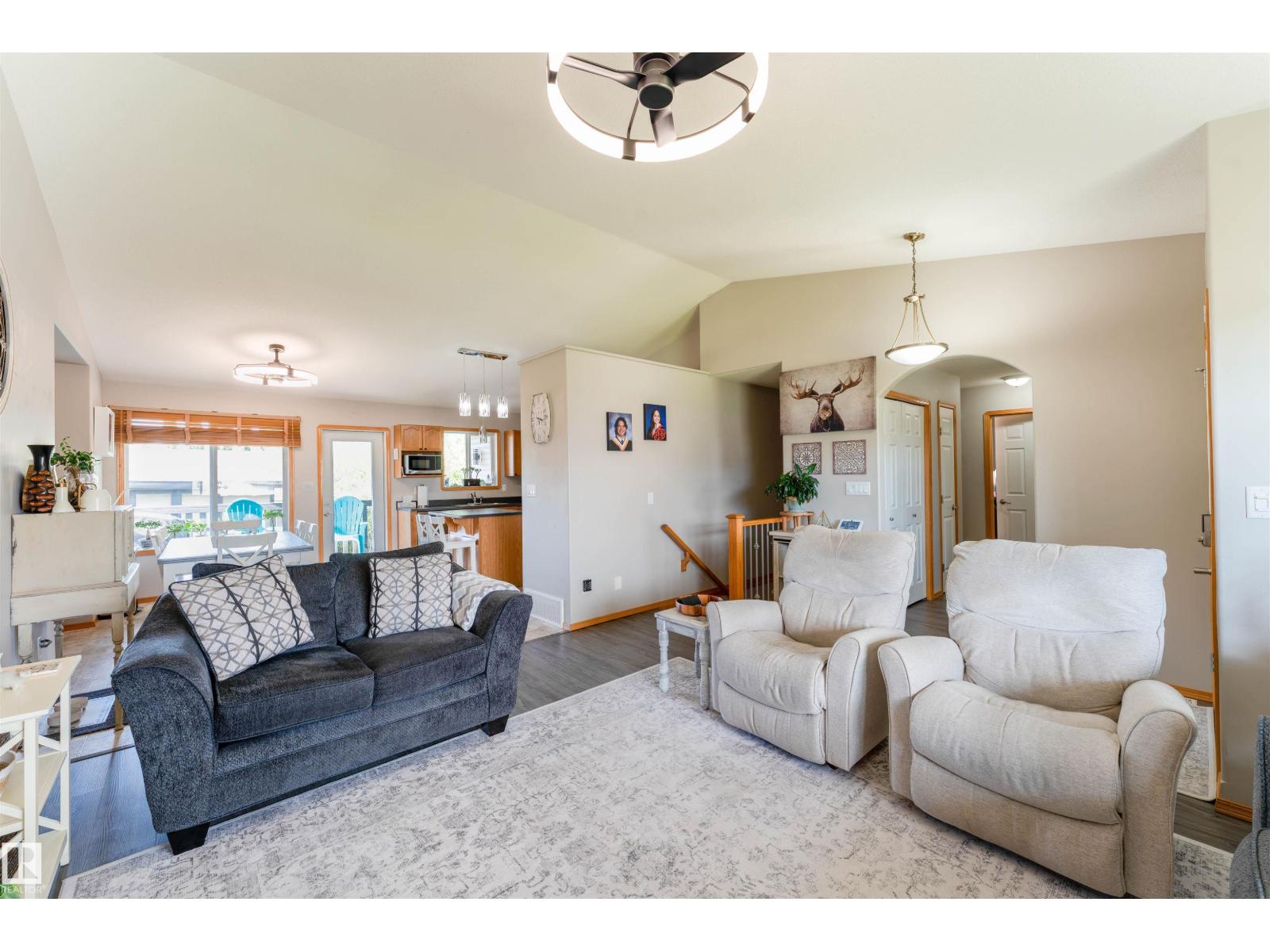 3924 44 Av Property Photo 5