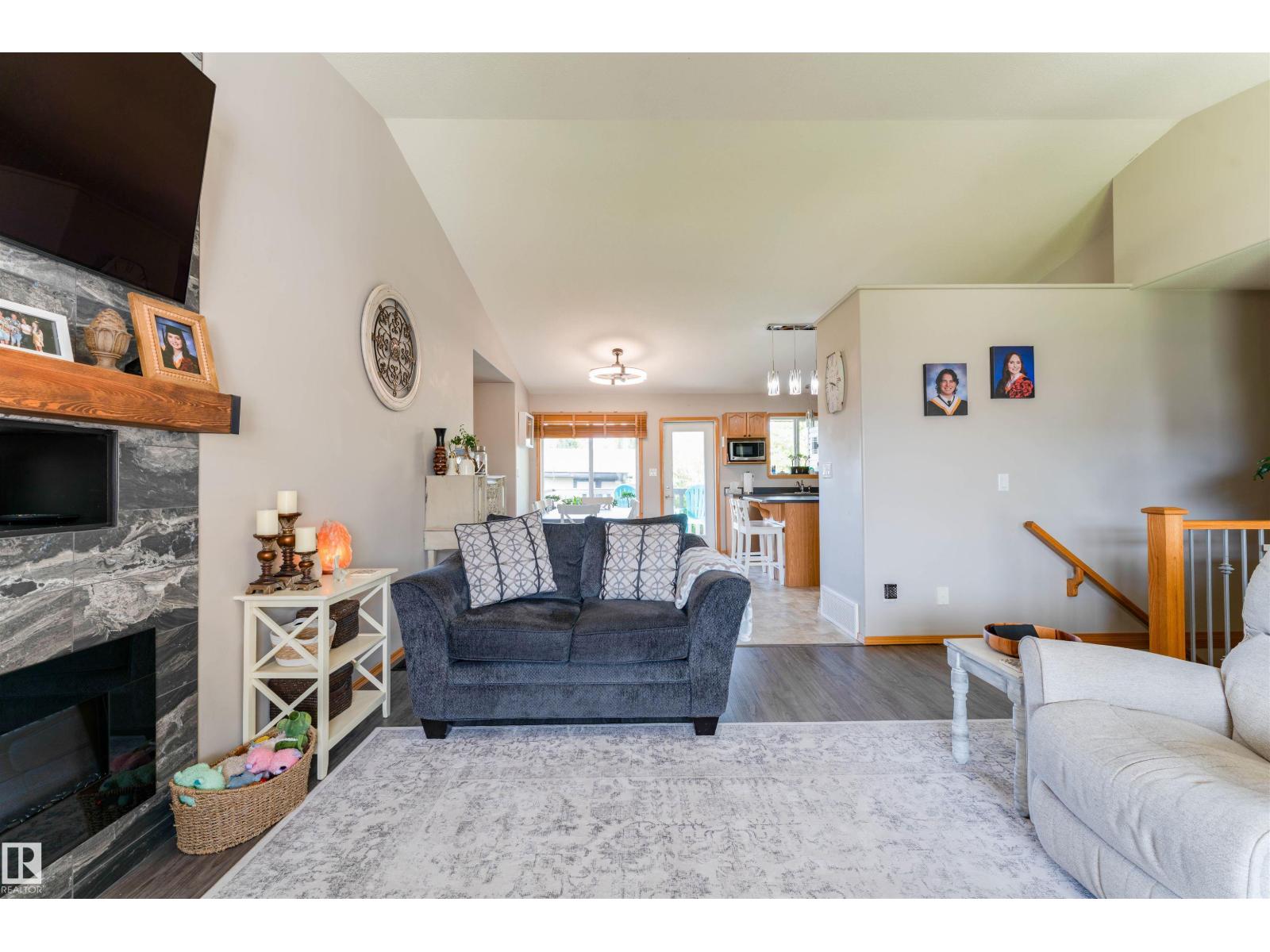 3924 44 Av Property Photo 6