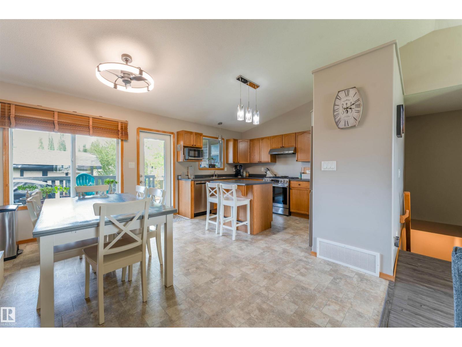 3924 44 Av Property Photo 9