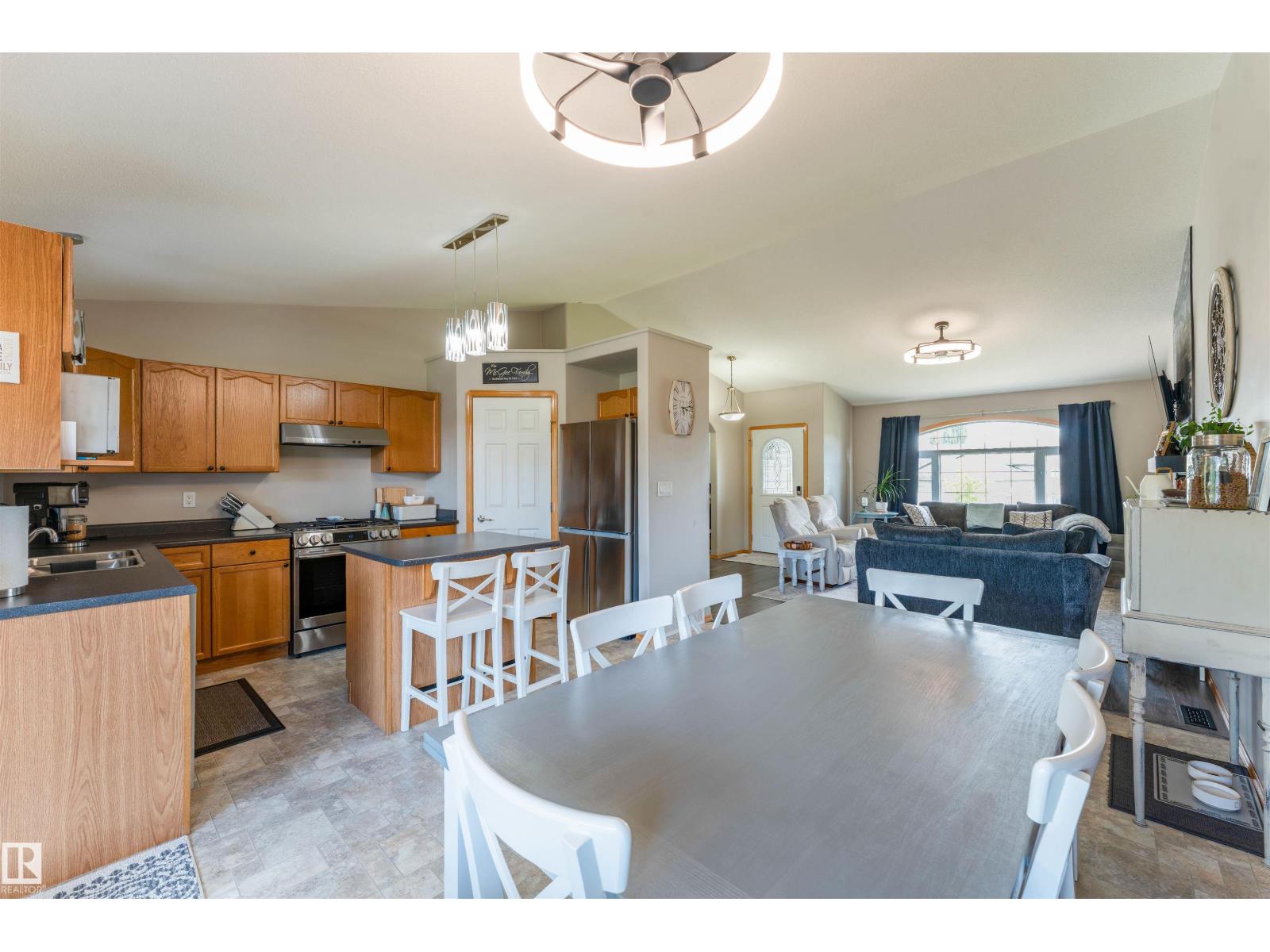 3924 44 Av Property Photo 11