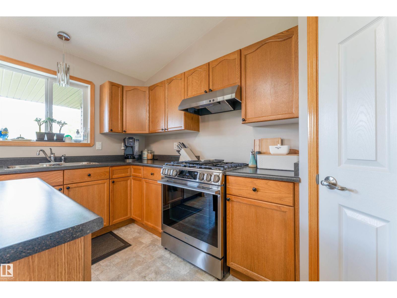 3924 44 Av Property Photo 15