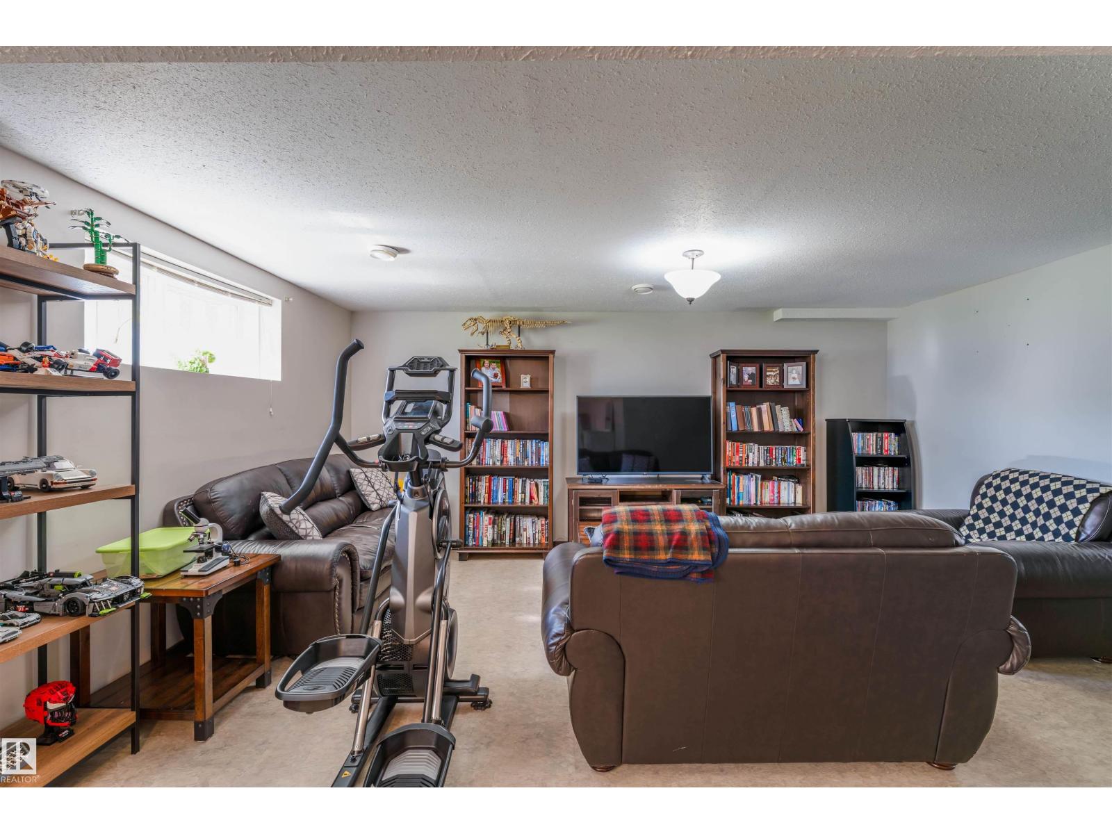 3924 44 Av Property Photo 26