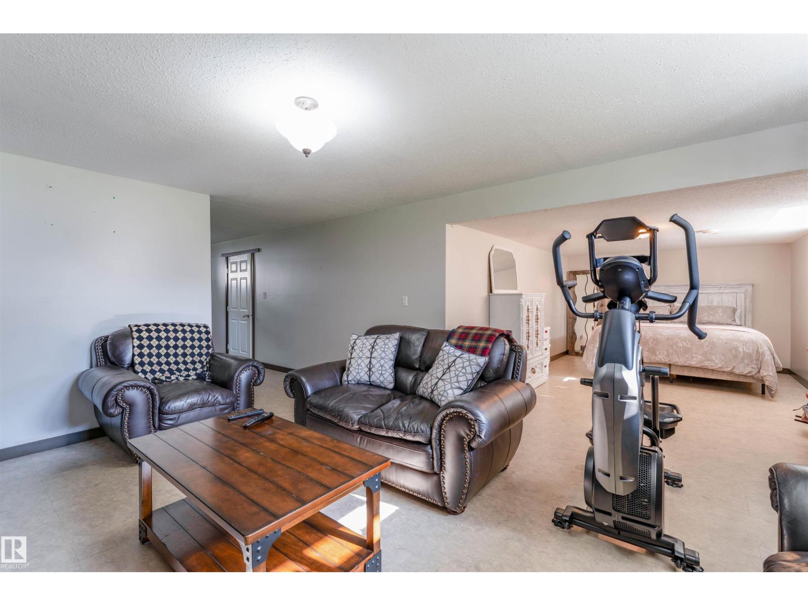 3924 44 Av Property Photo 27
