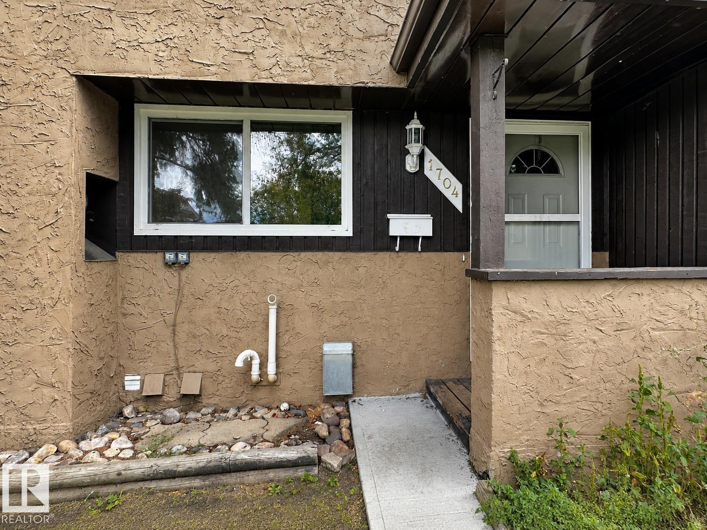 1704 37 St Nw Property Photo 5
