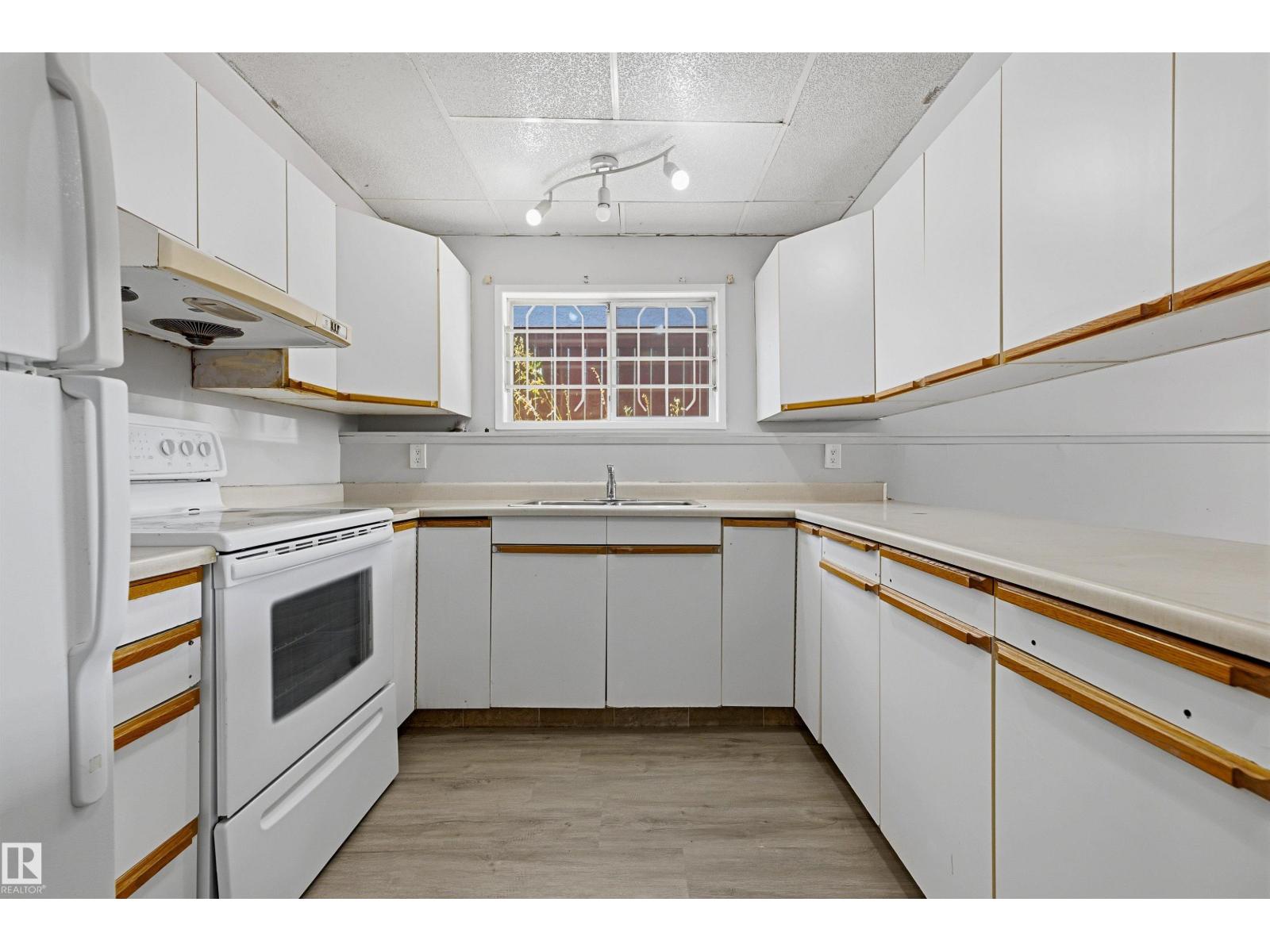 3519 33 Av Nw Property Photo 24