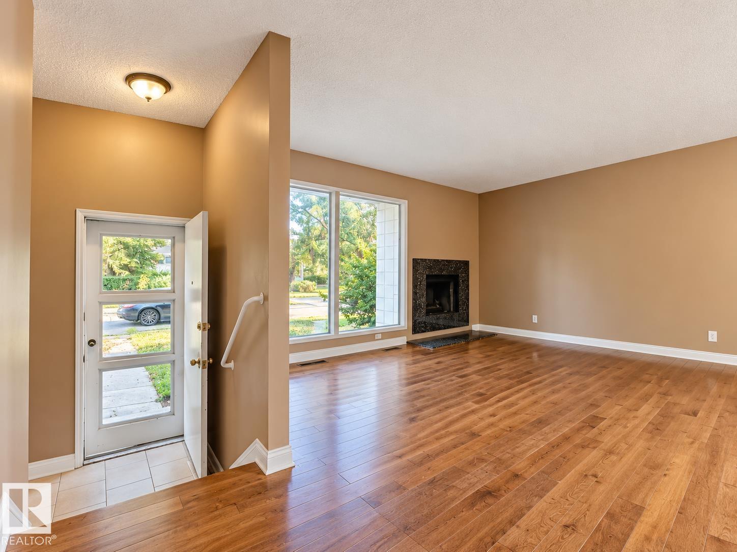 12204 40 Av Nw Property Photo 2