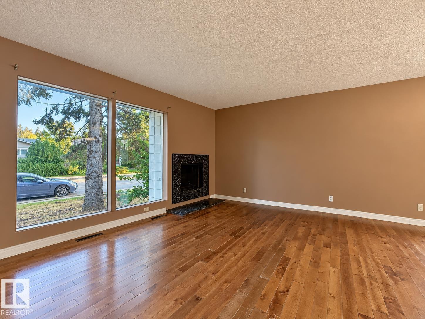 12204 40 Av Nw Property Photo 3