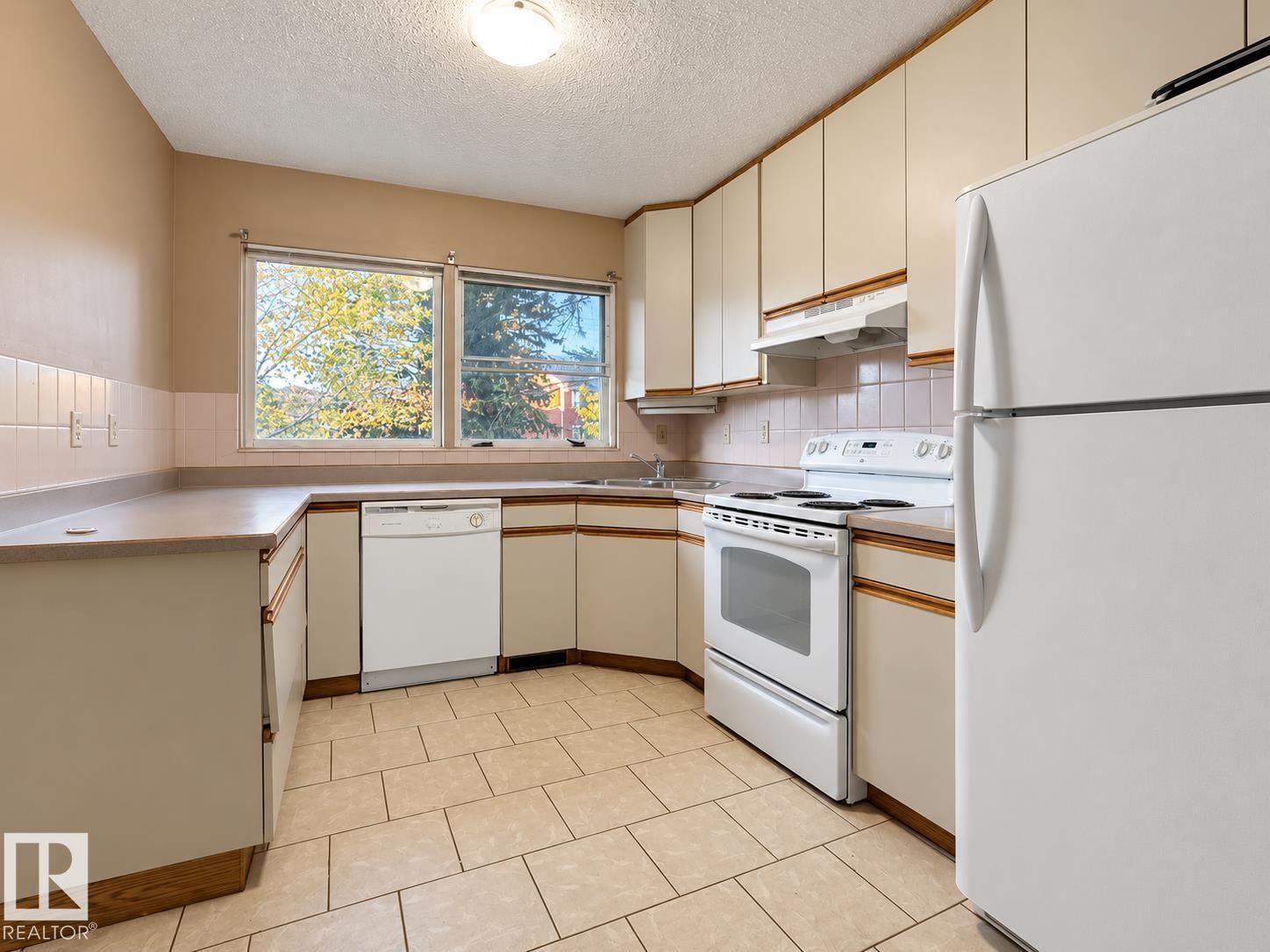 12204 40 Av Nw Property Photo 6
