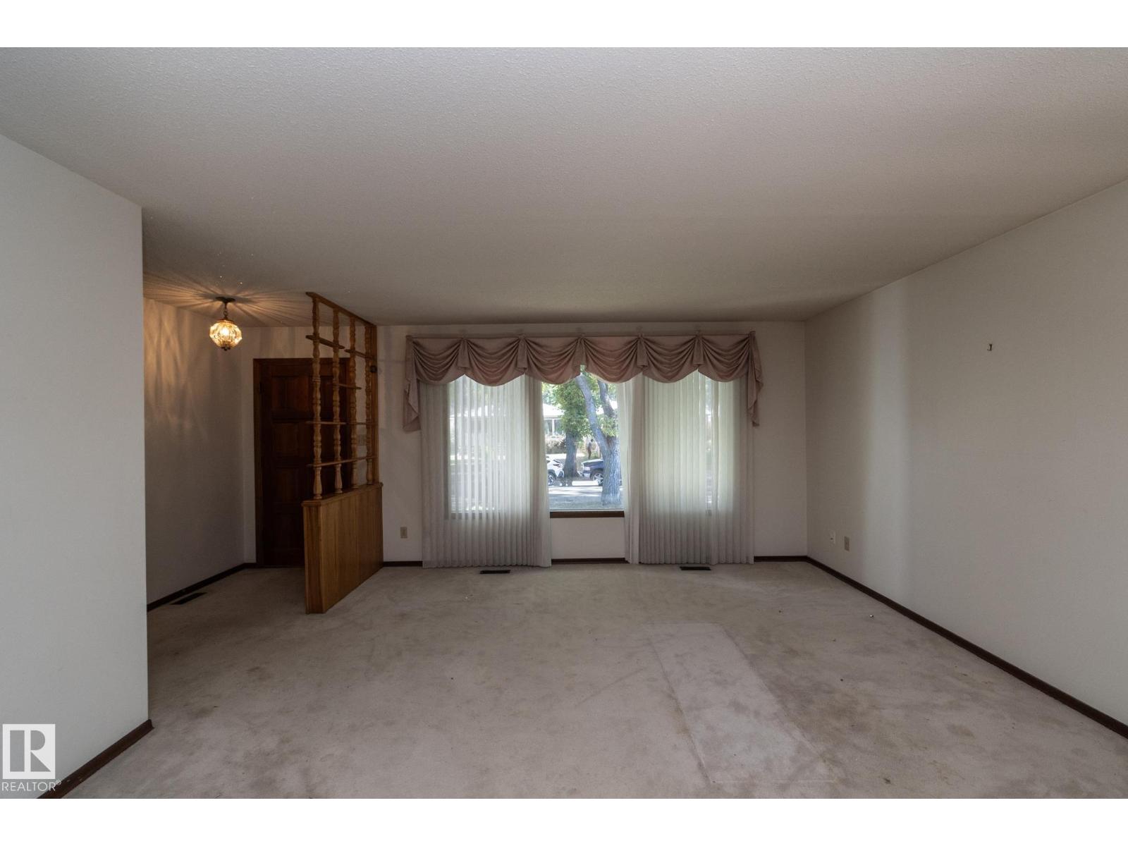 11322 52 St Nw Property Photo 9