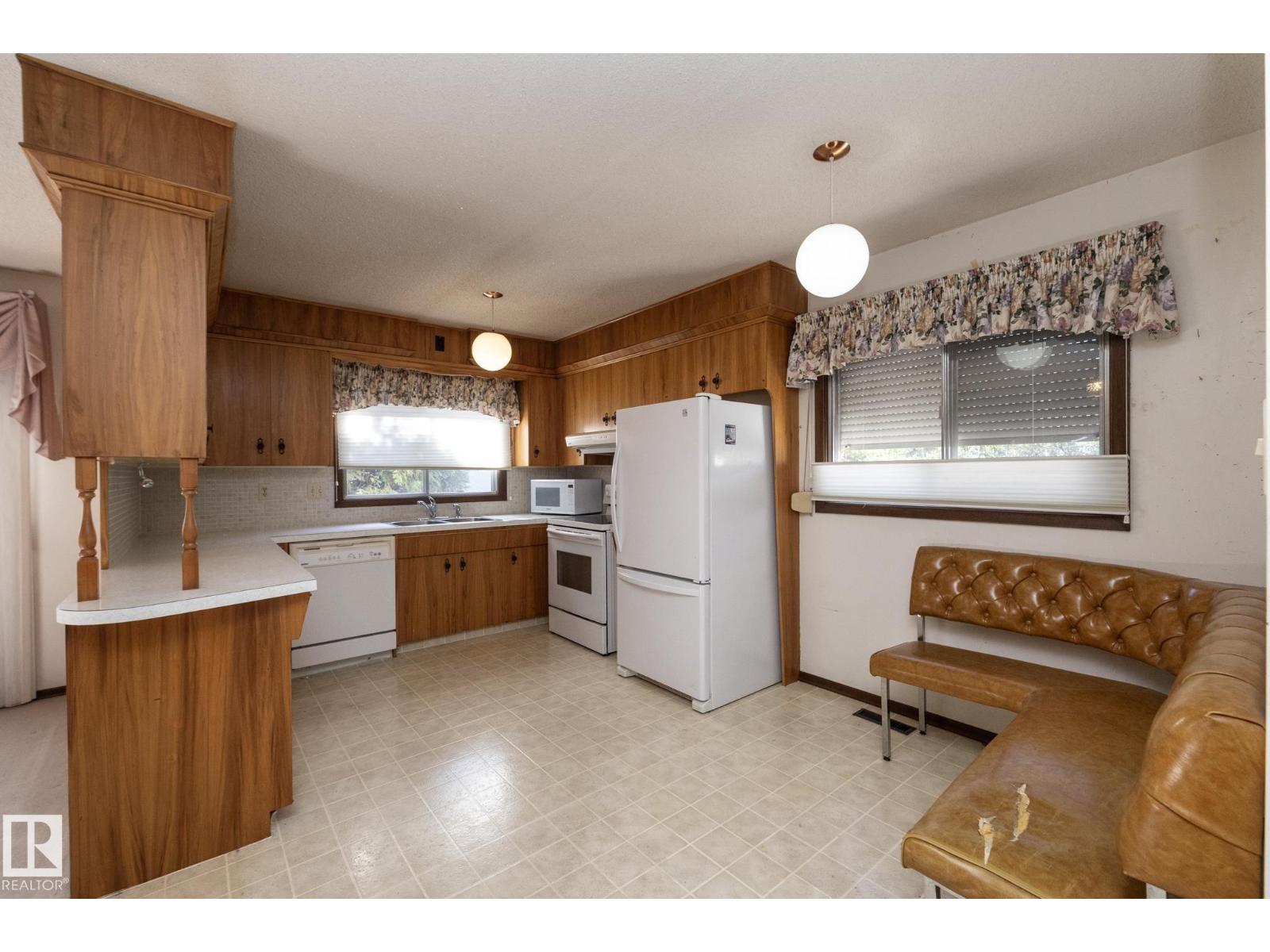 11322 52 St Nw Property Photo 16