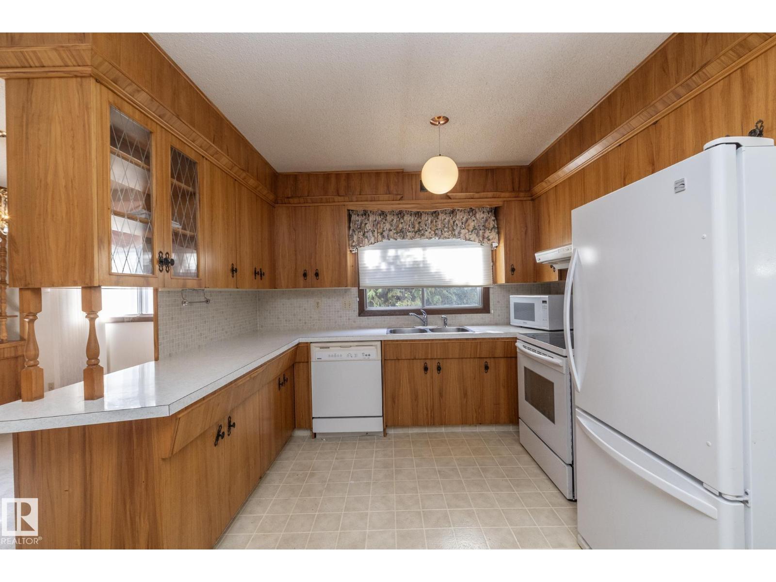 11322 52 St Nw Property Photo 18