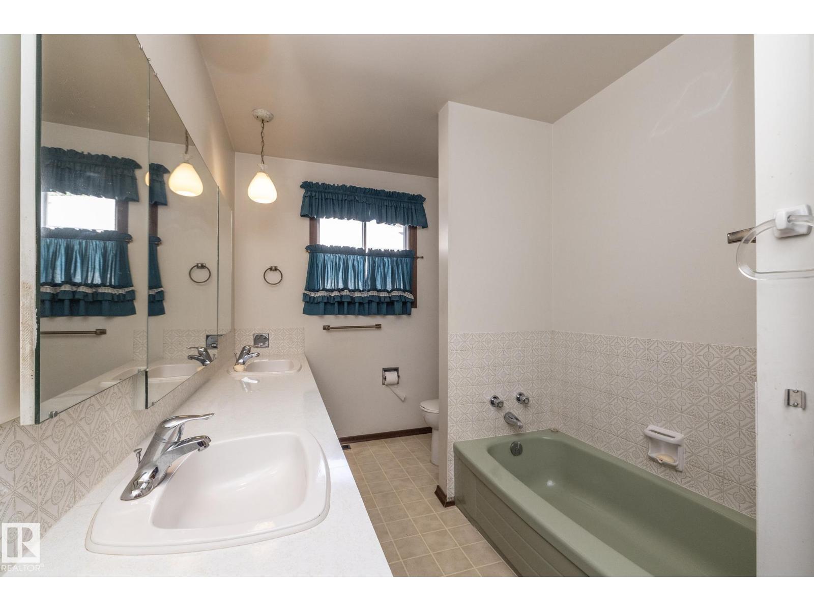 11322 52 St Nw Property Photo 32