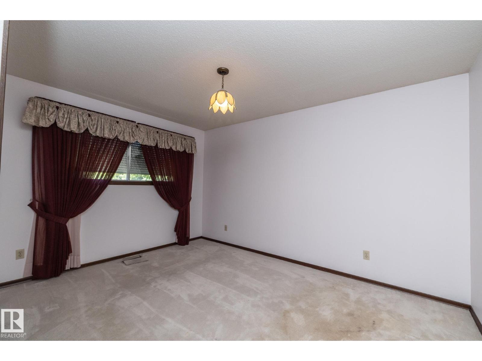 11322 52 St Nw Property Photo 33