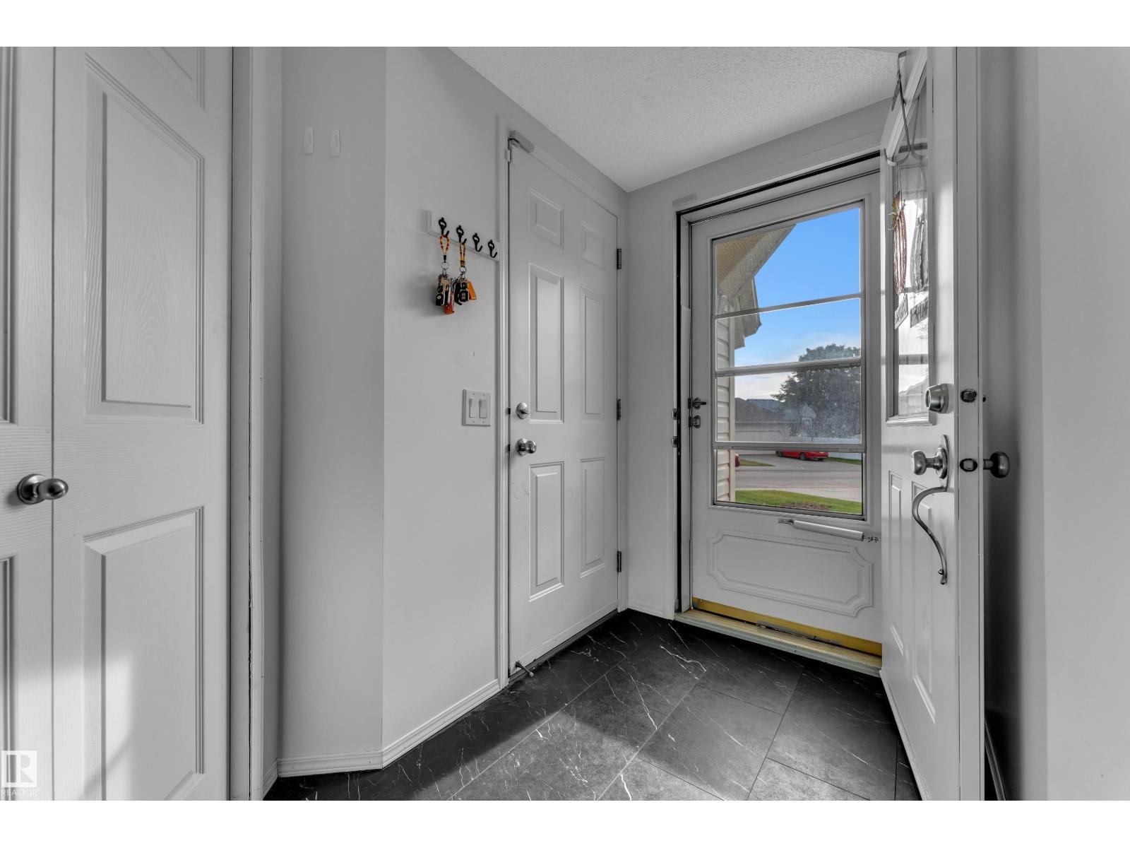1233 Ormsby Ln Nw Property Photo 4