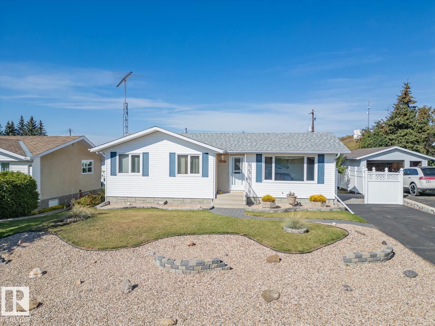 5320 54 St Property Photo 1