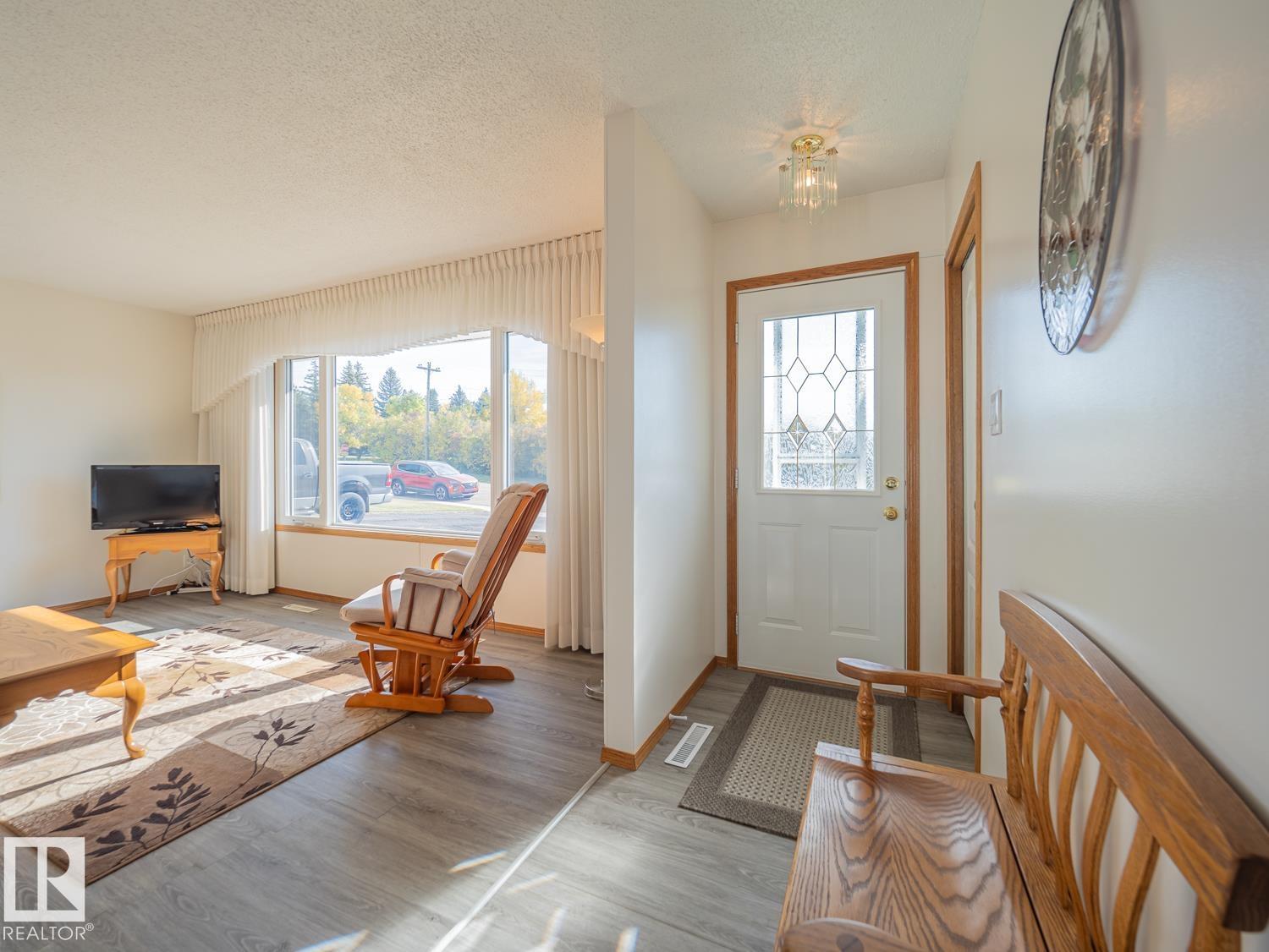 5320 54 St Property Photo 2
