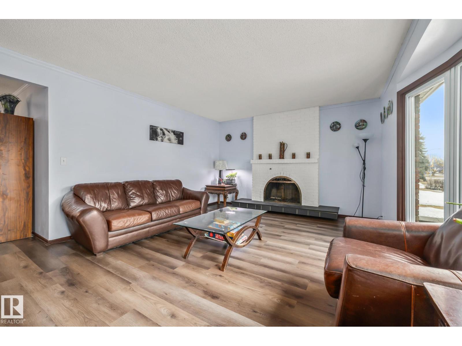 8812 135 Av Nw Property Photo 3