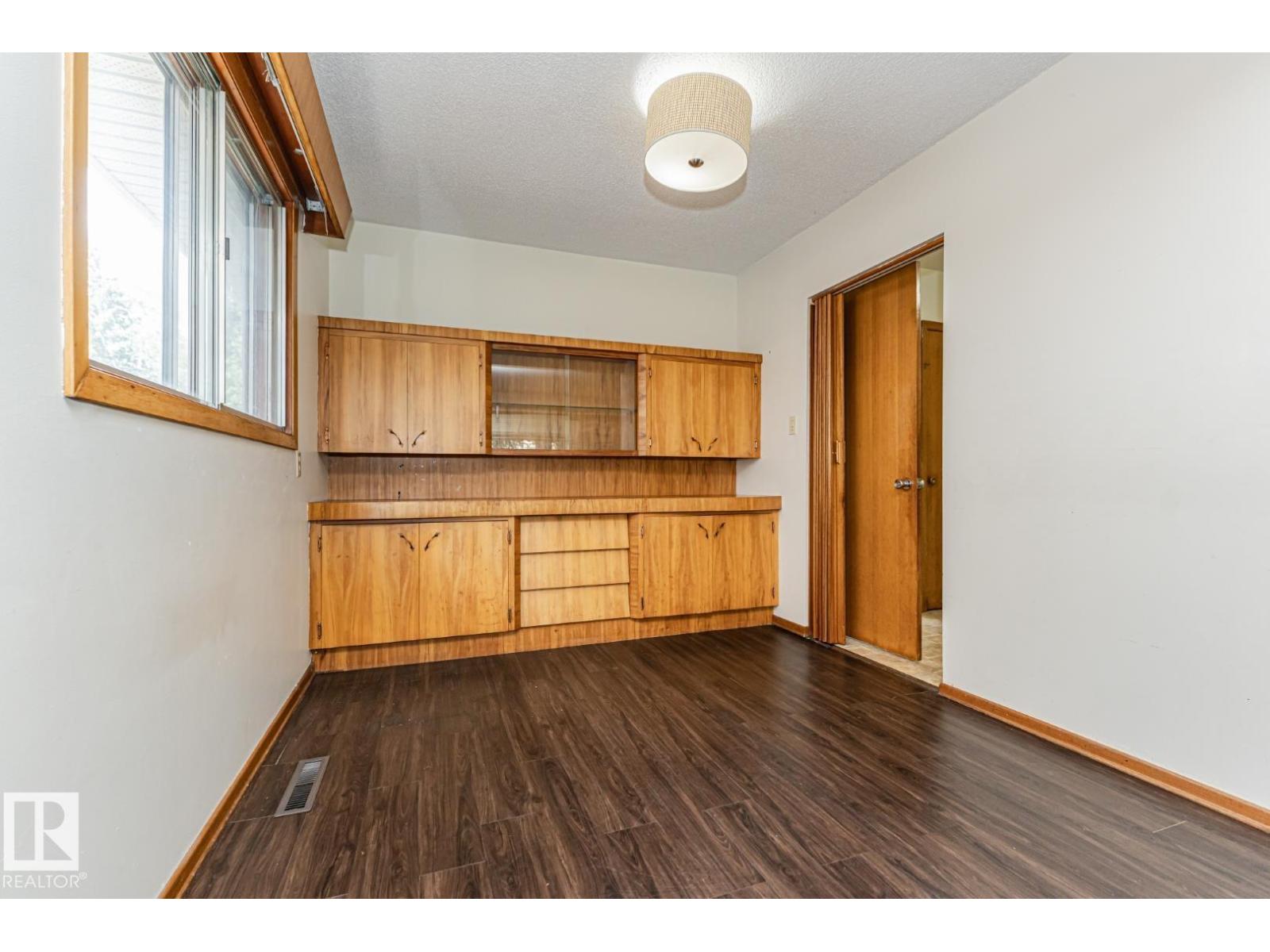 10726 70 Av Nw Property Photo 13