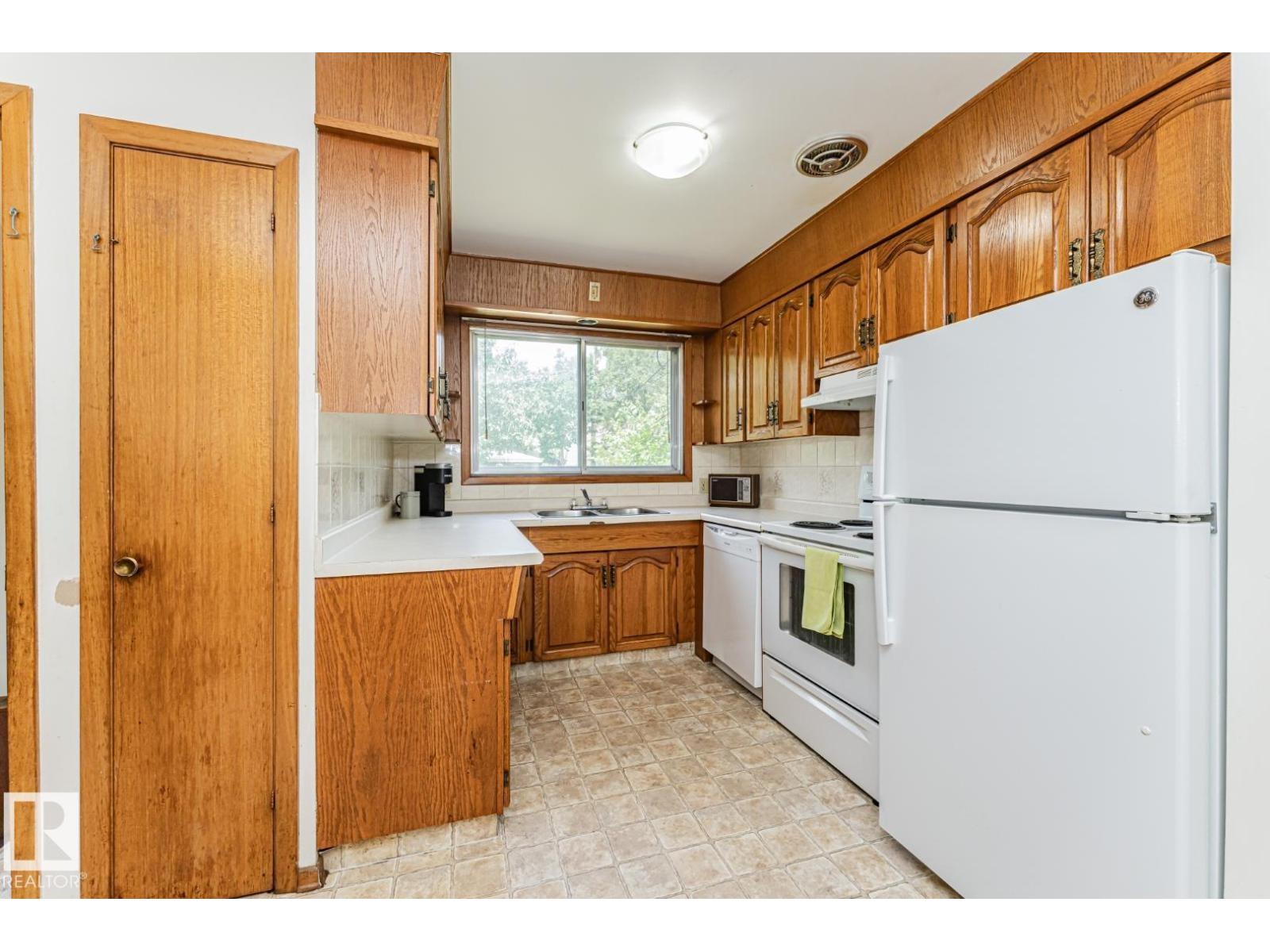 10726 70 Av Nw Property Photo 18
