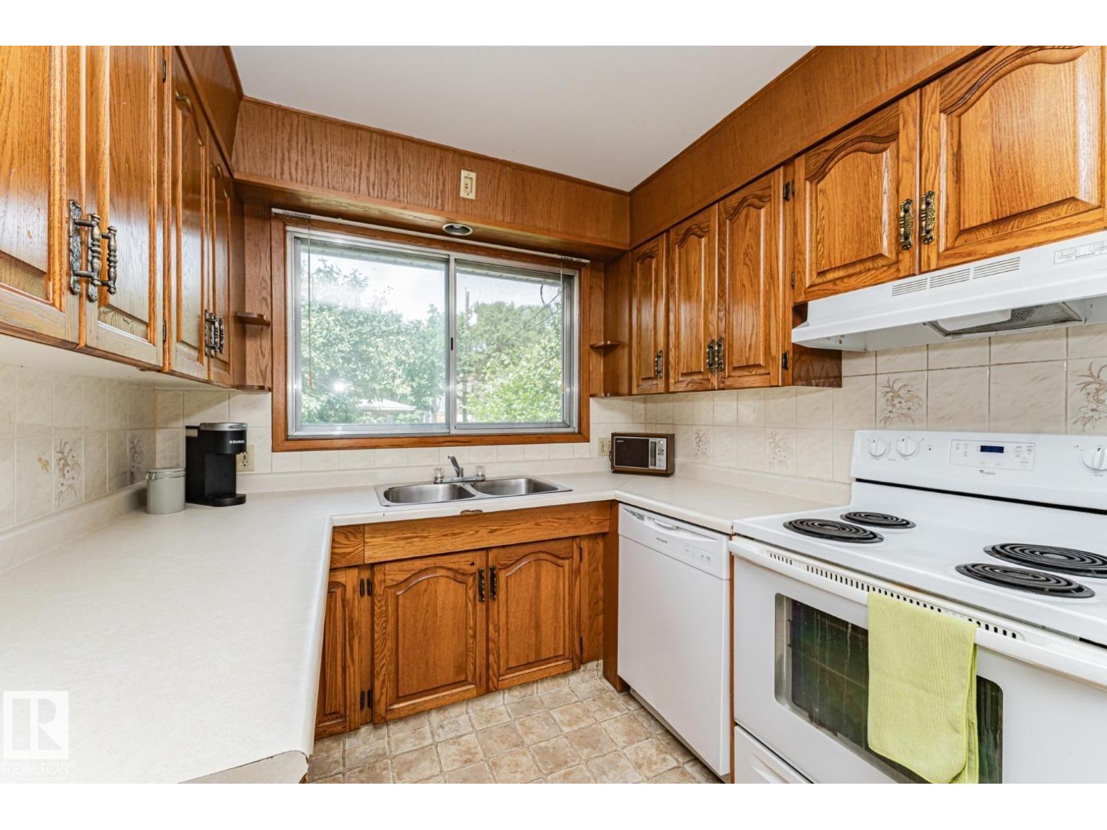 10726 70 Av Nw Property Photo 19