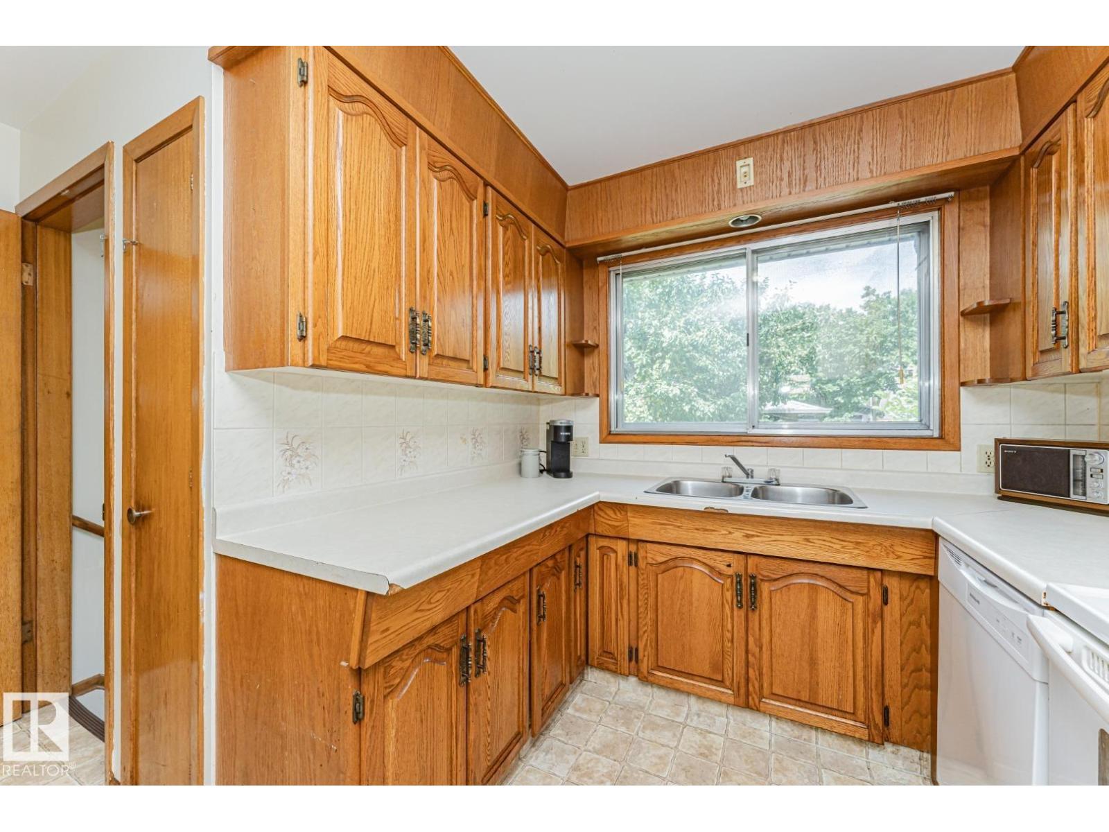 10726 70 Av Nw Property Photo 20