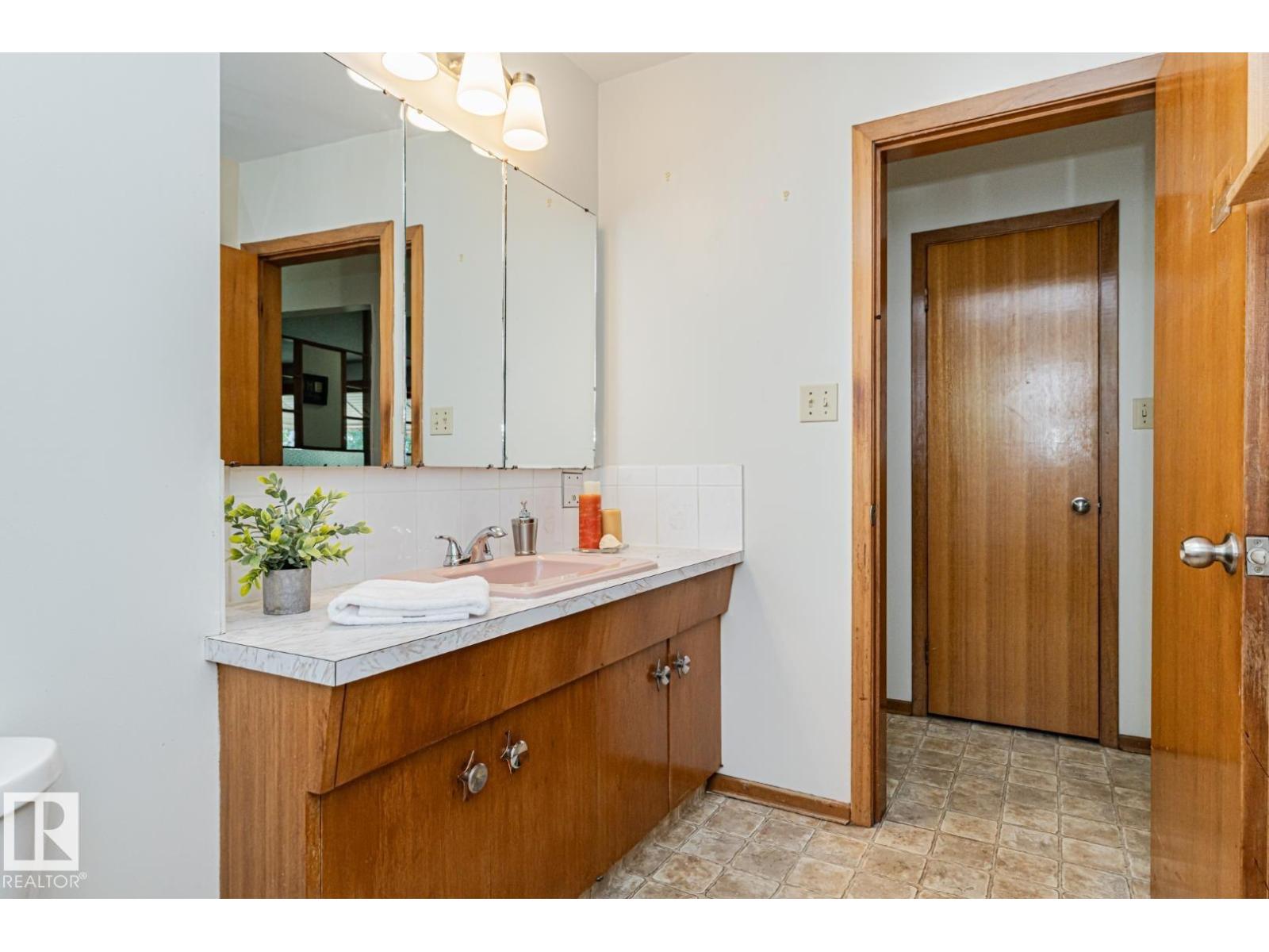 10726 70 Av Nw Property Photo 31