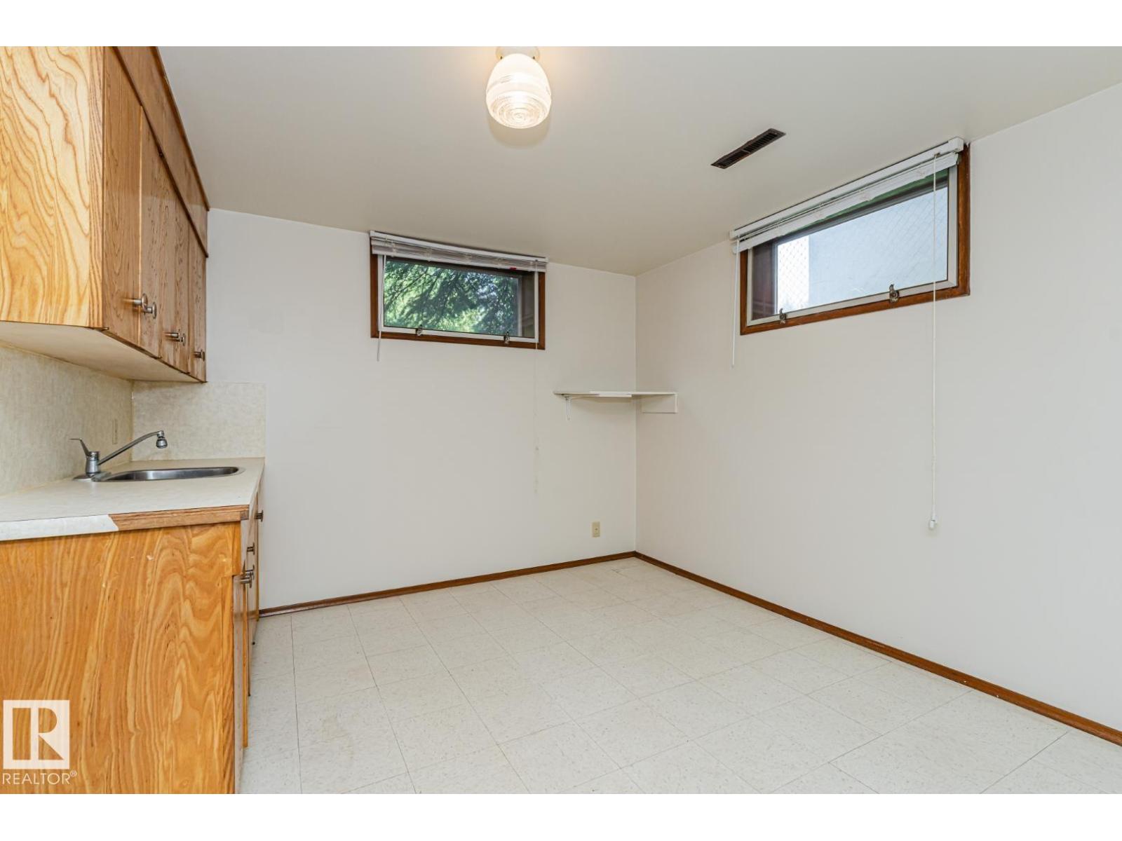 10726 70 Av Nw Property Photo 43