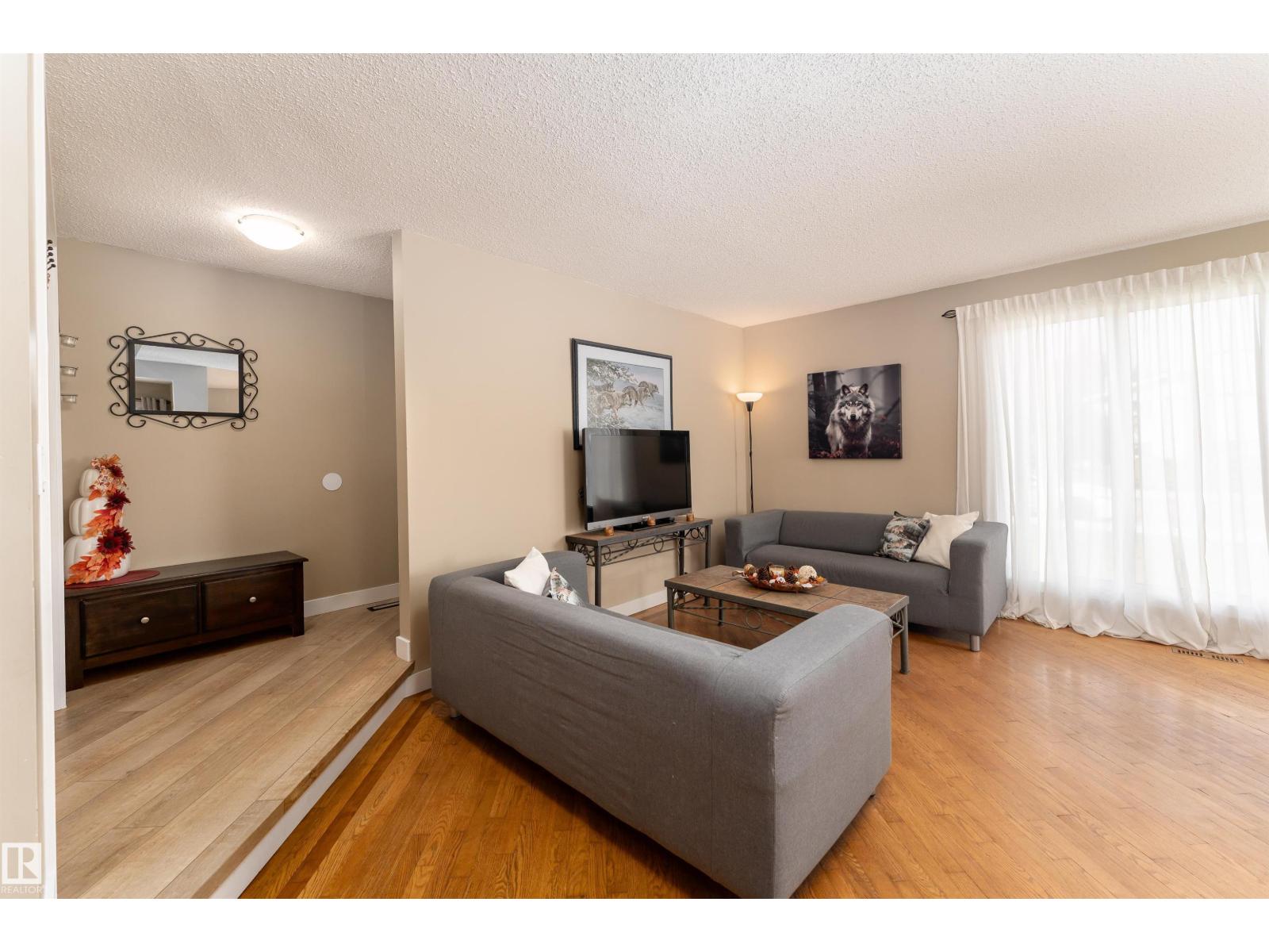 6007 37 Av Nw Property Photo 3