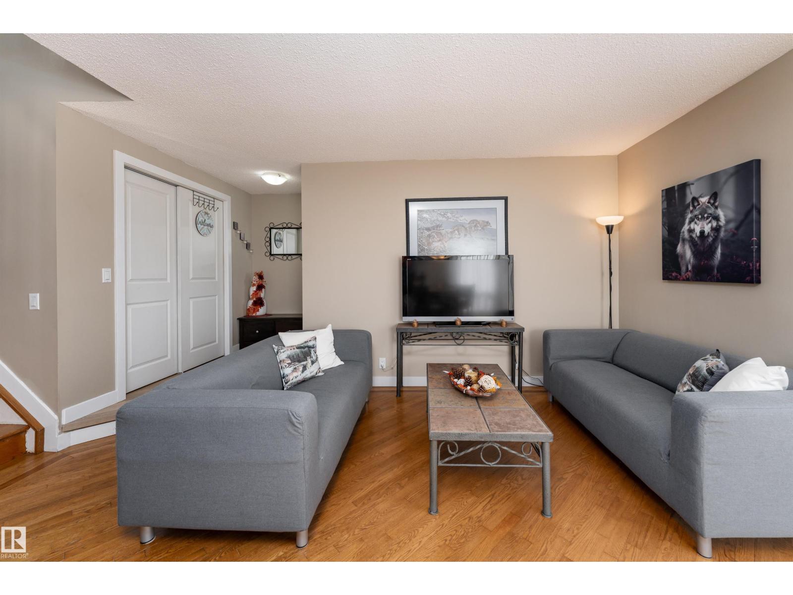 6007 37 Av Nw Property Photo 4