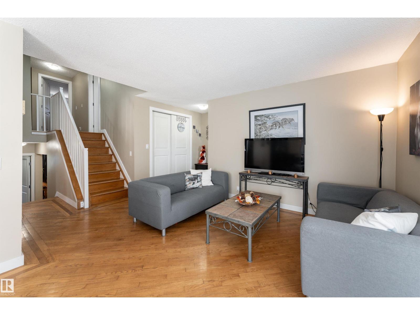 6007 37 Av Nw Property Photo 5