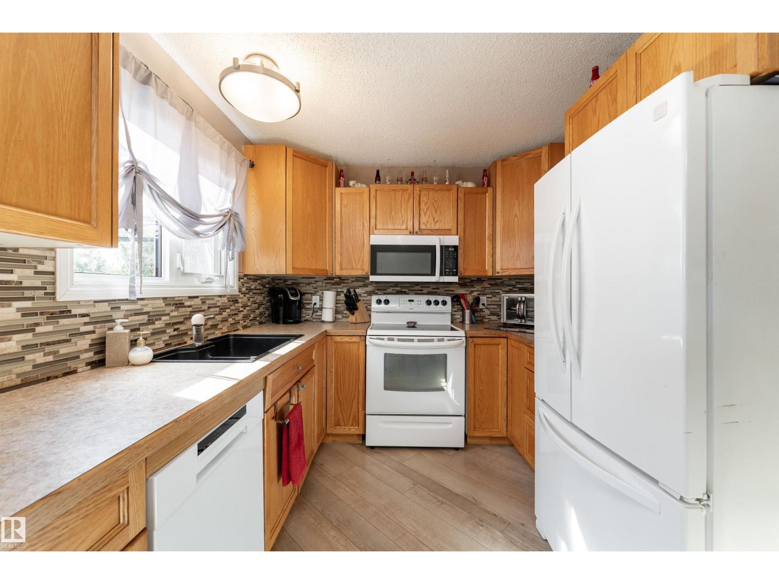 6007 37 Av Nw Property Photo 10