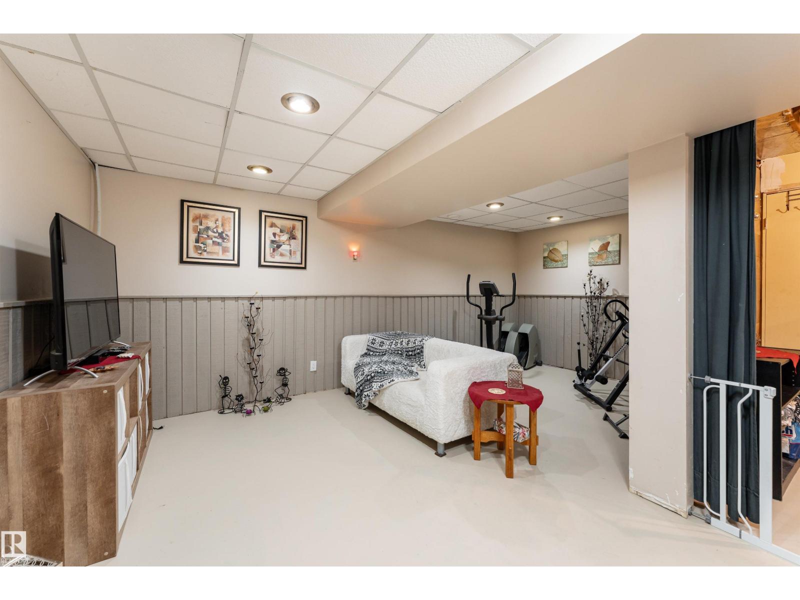 6007 37 Av Nw Property Photo 27